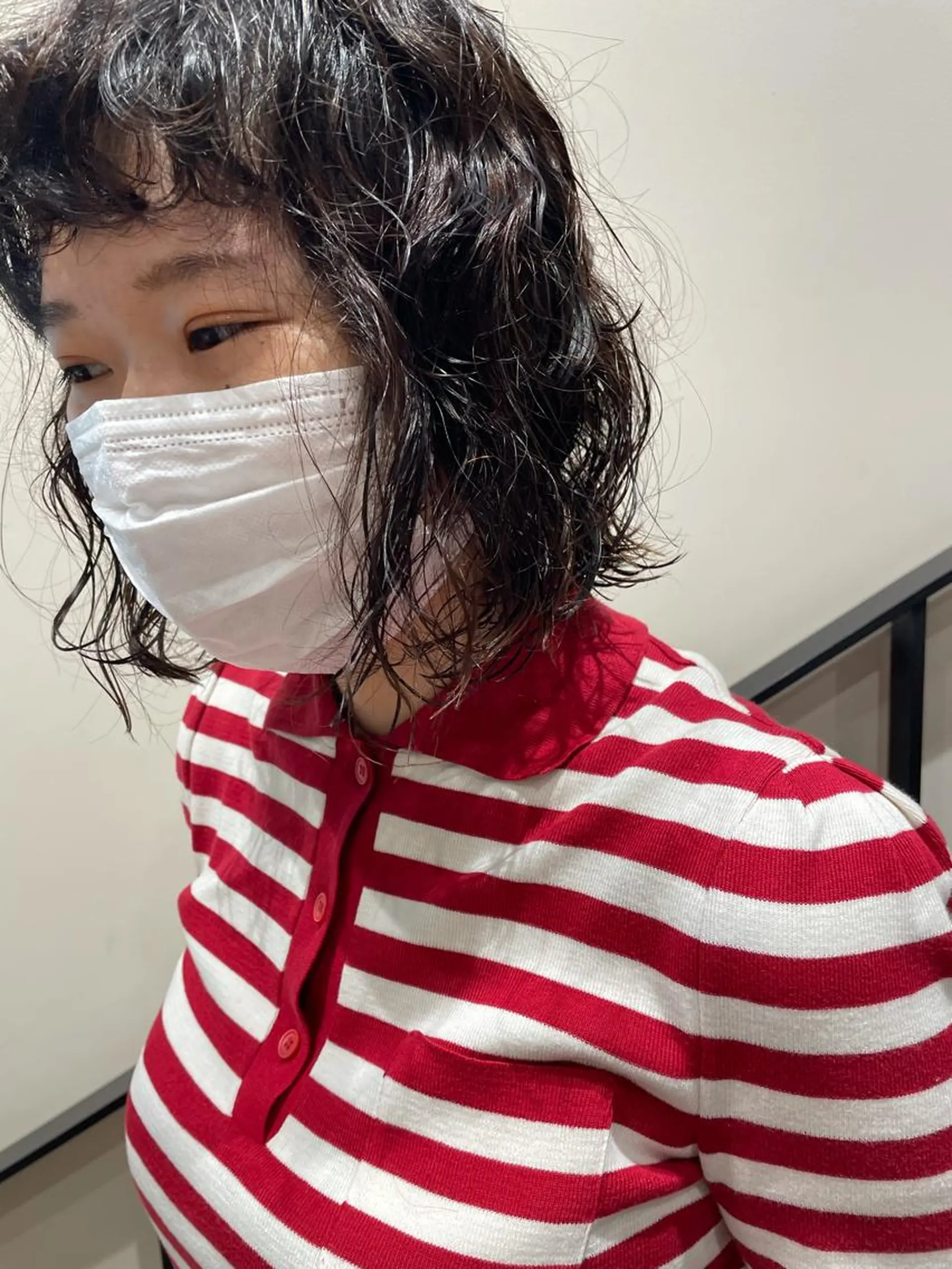 ミディアム パーマ ミディアムパーマ プードルパーマ tomo🍒パーマ ハイトーン似合わせのヘアスタイル