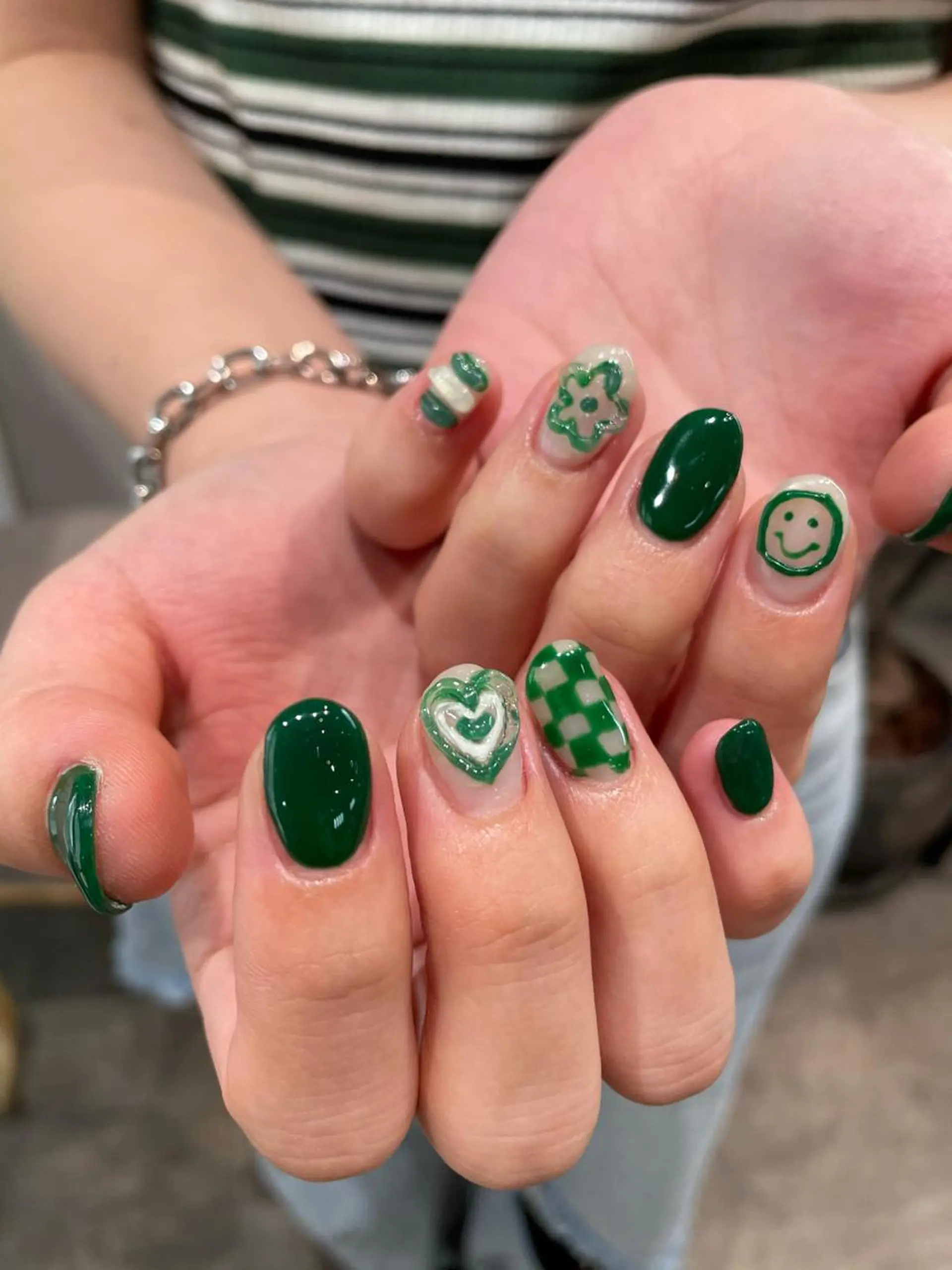 ネイル グリーン ワンカラーネイル ハンドネイル ナチュラル透明感🌱 小山美樹子のヘアスタイル