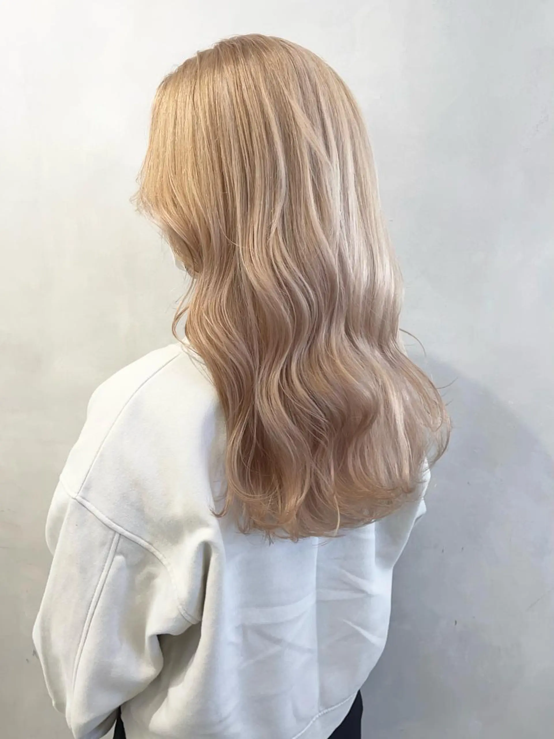 セミロング カラー ベージュカラー ブリーチ ケアブリーチ ホワイトベージュ カット ヘアカラー トリートメント 🦋レイヤーカット ミドリカワ🦋のヘアスタイル
