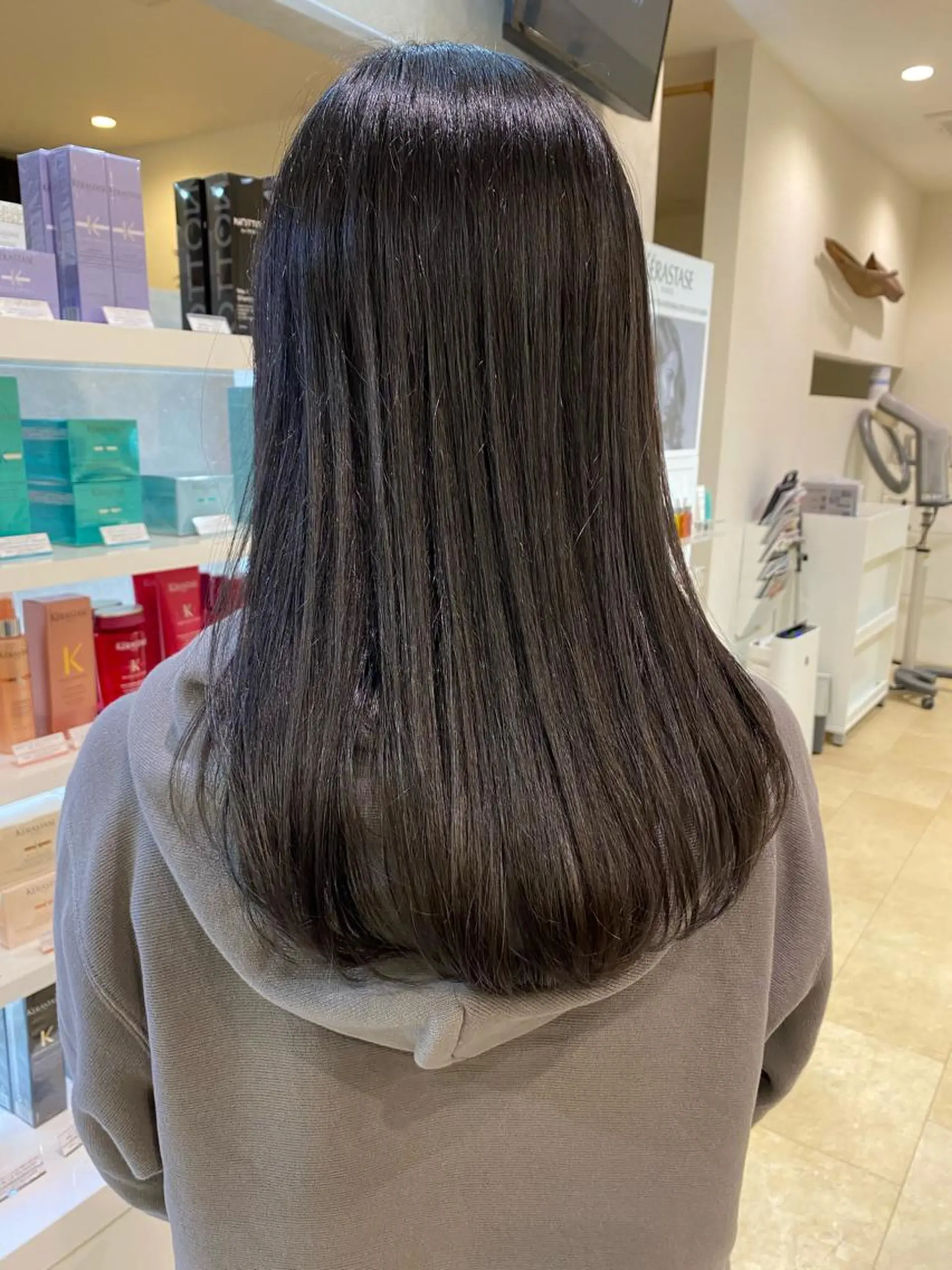 セミロング カラー ヘアアレンジ ダークグレー ダークグレージュ グレージュ 韓国🇰🇷レイヤー カットオリーブカラーのヘアスタイル