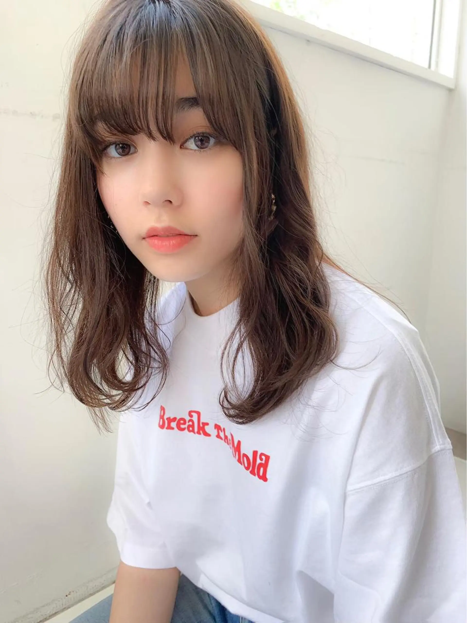 ミディアム ミルクティーカラー イイサカシュンスケのヘアスタイル