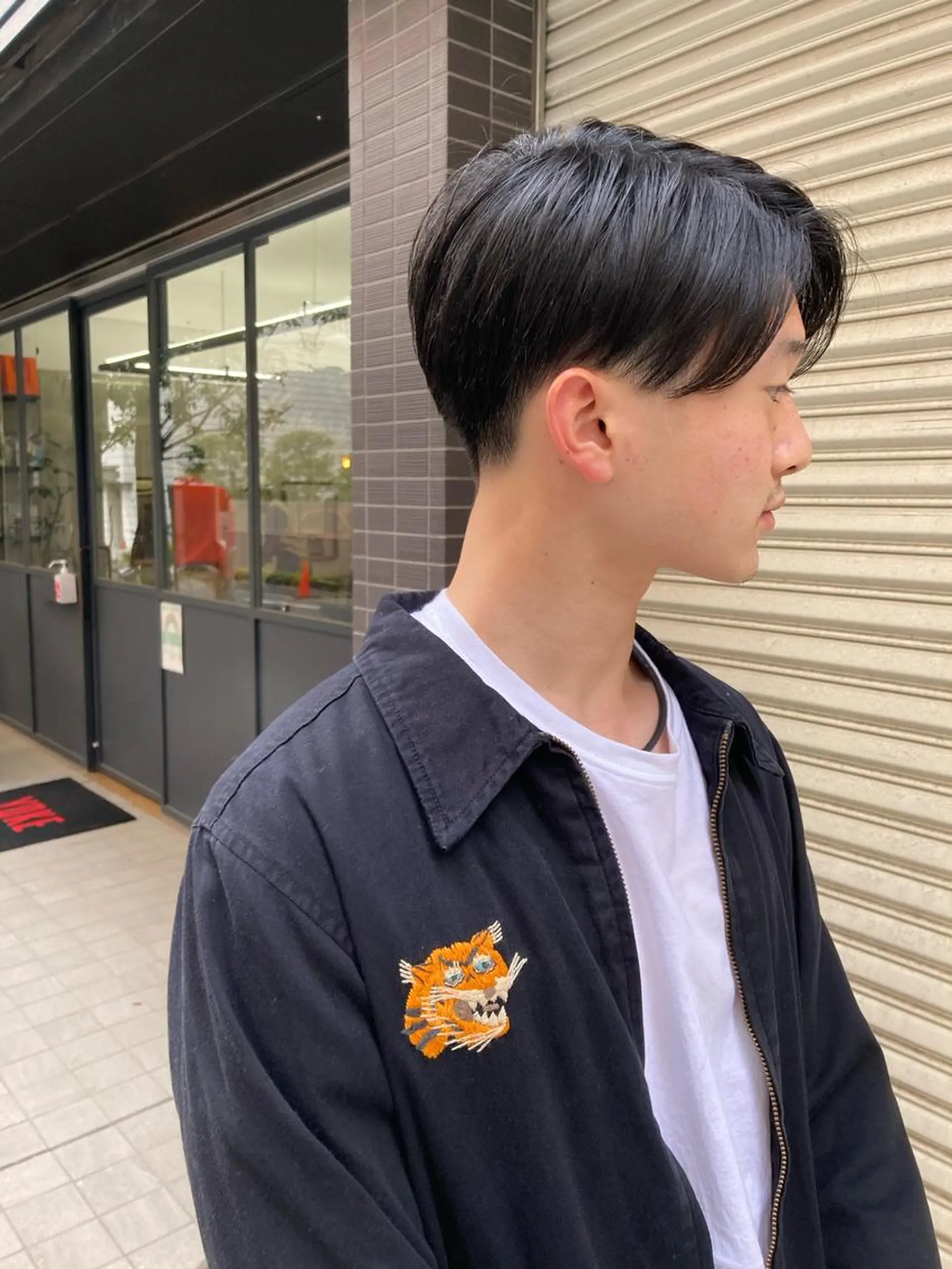 ショート メンズ センターパート メンズパーマ ツーブロック 刈り上げ 松岡 俊輔のヘアスタイル
