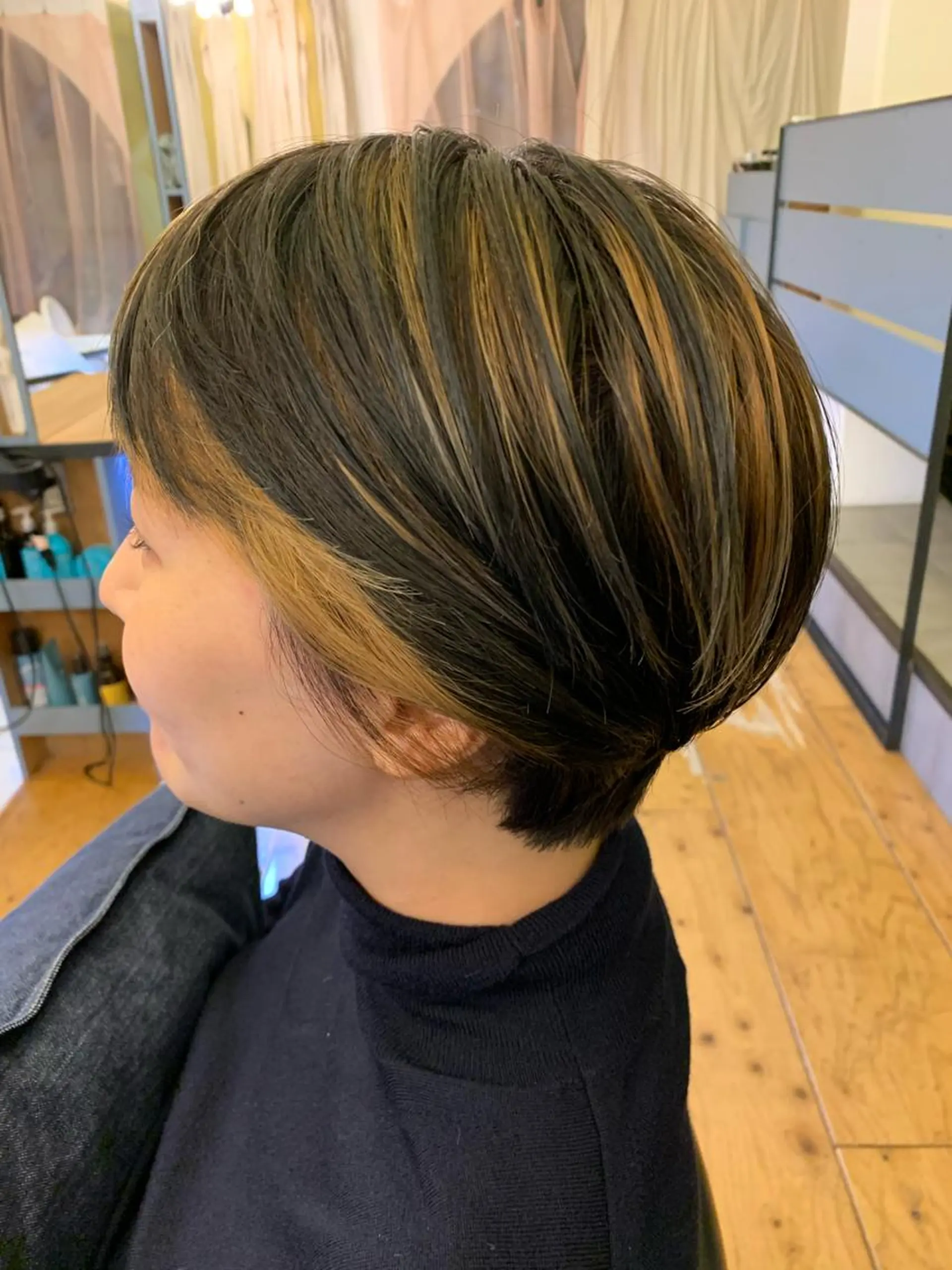 ショート カラー アッシュ ハイライトカラー ネイビーカラー 顔周りカット ハイライト Lagom なかだのヘアスタイル