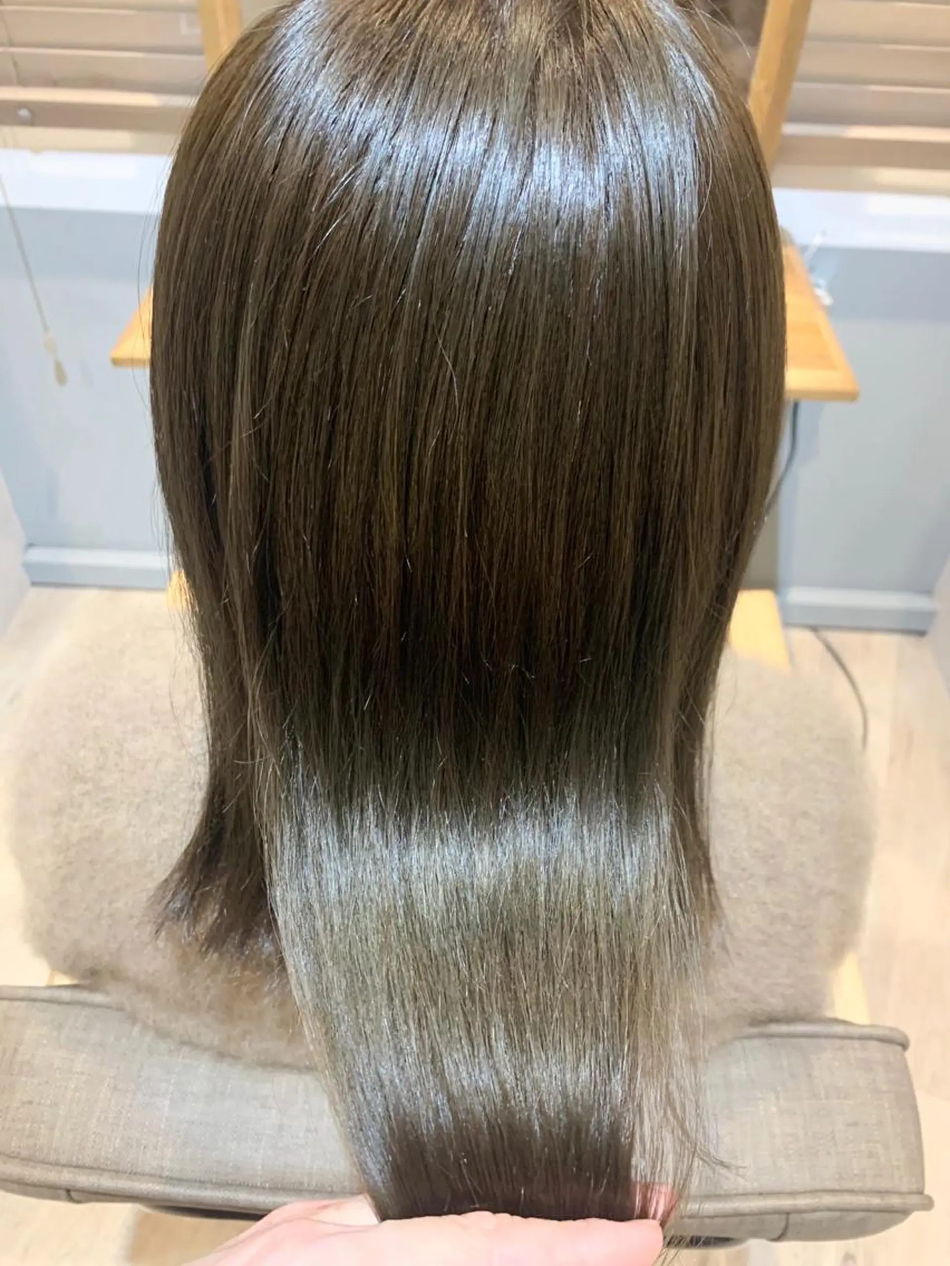 ミディアム カラー シルバー O maikoのヘアスタイル