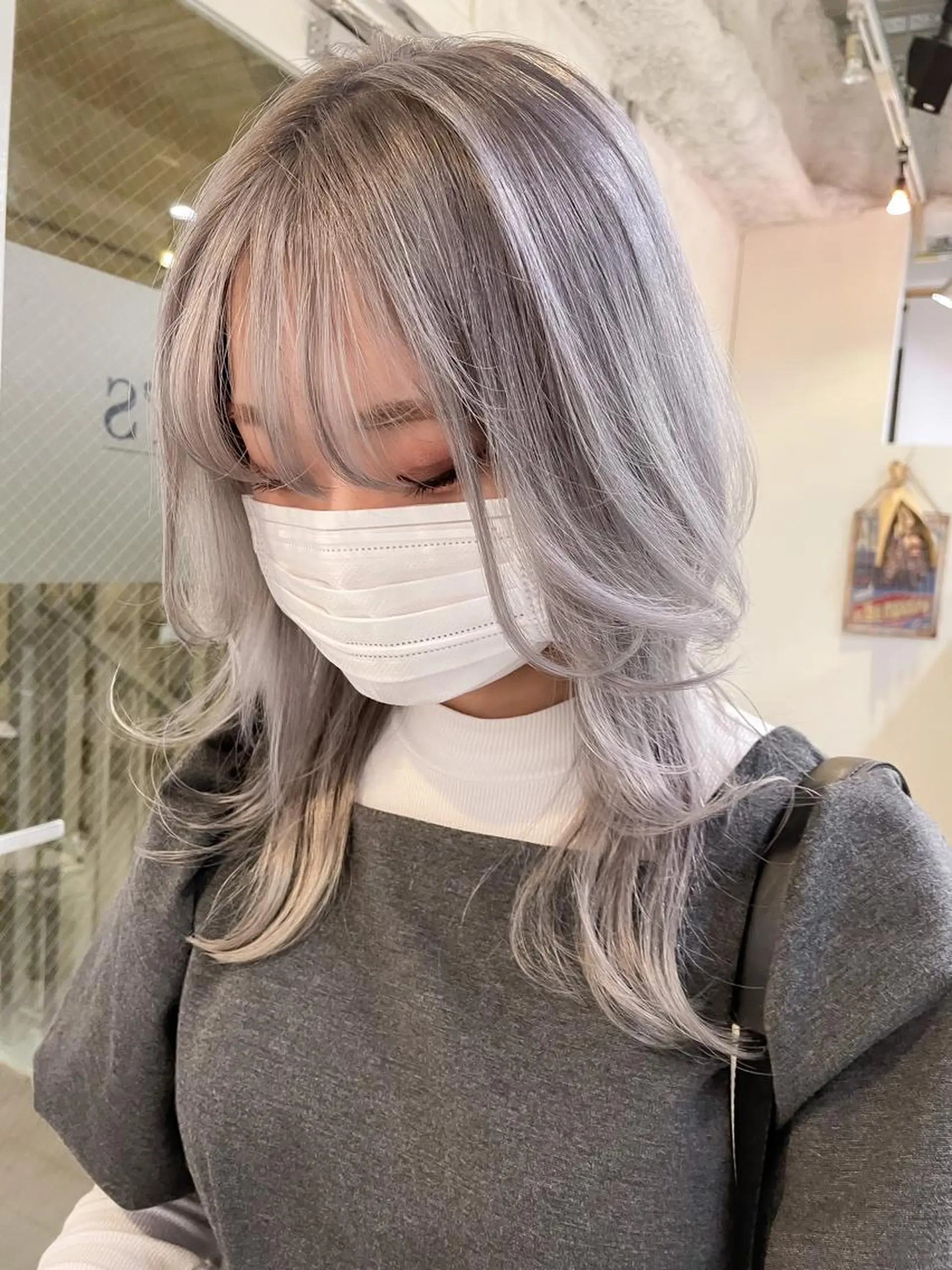 ミディアム カラー シルバー ウルフカット ヘアカラー トリートメント 縮毛矯正 髪質改善寺坂雄飛💐のヘアスタイル