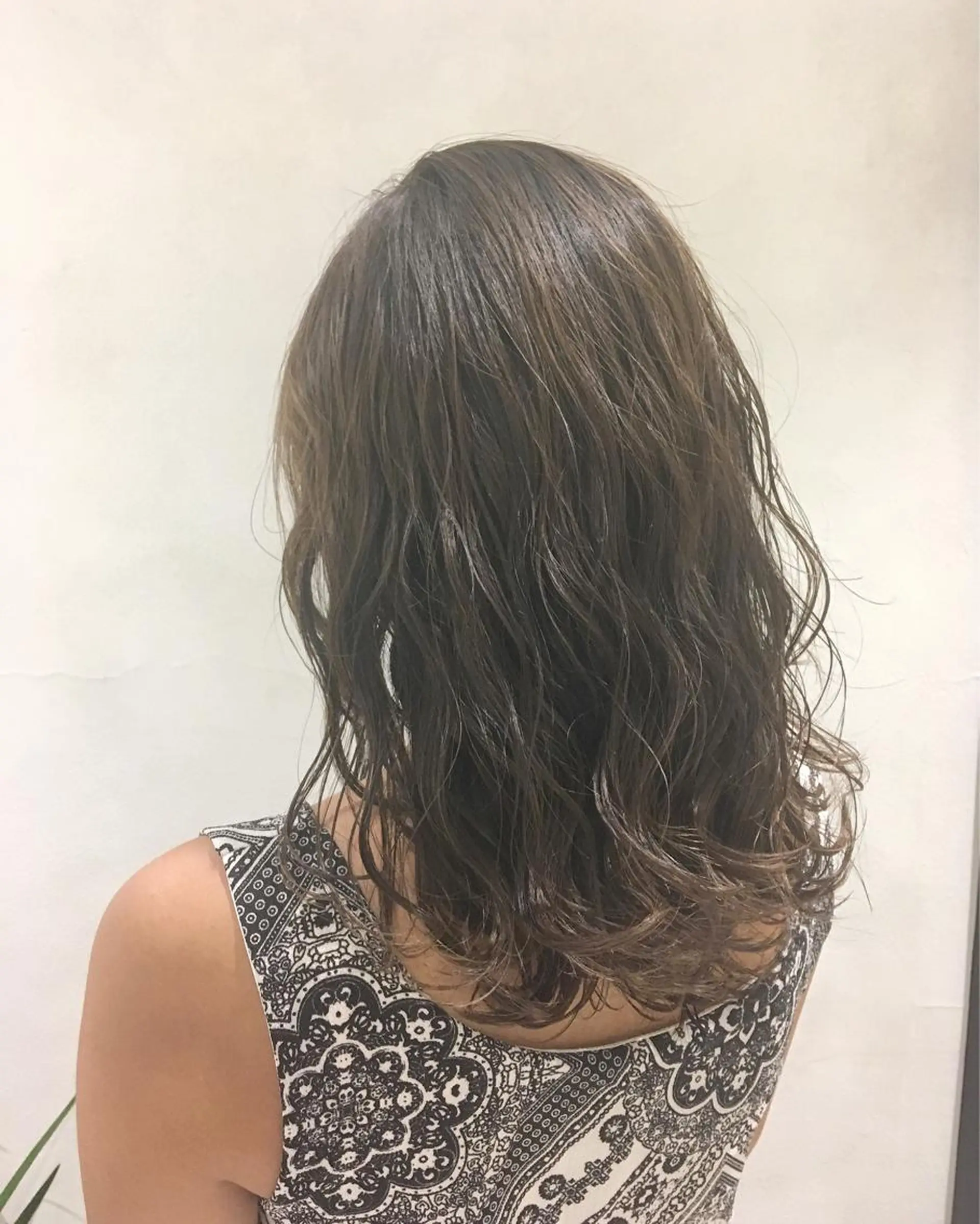 ロング カラー ヘアアレンジ アッシュ ベージュカラー ブリーチ ハイトーンカラー ブリーチなしカラー エグチ アキラのヘアスタイル