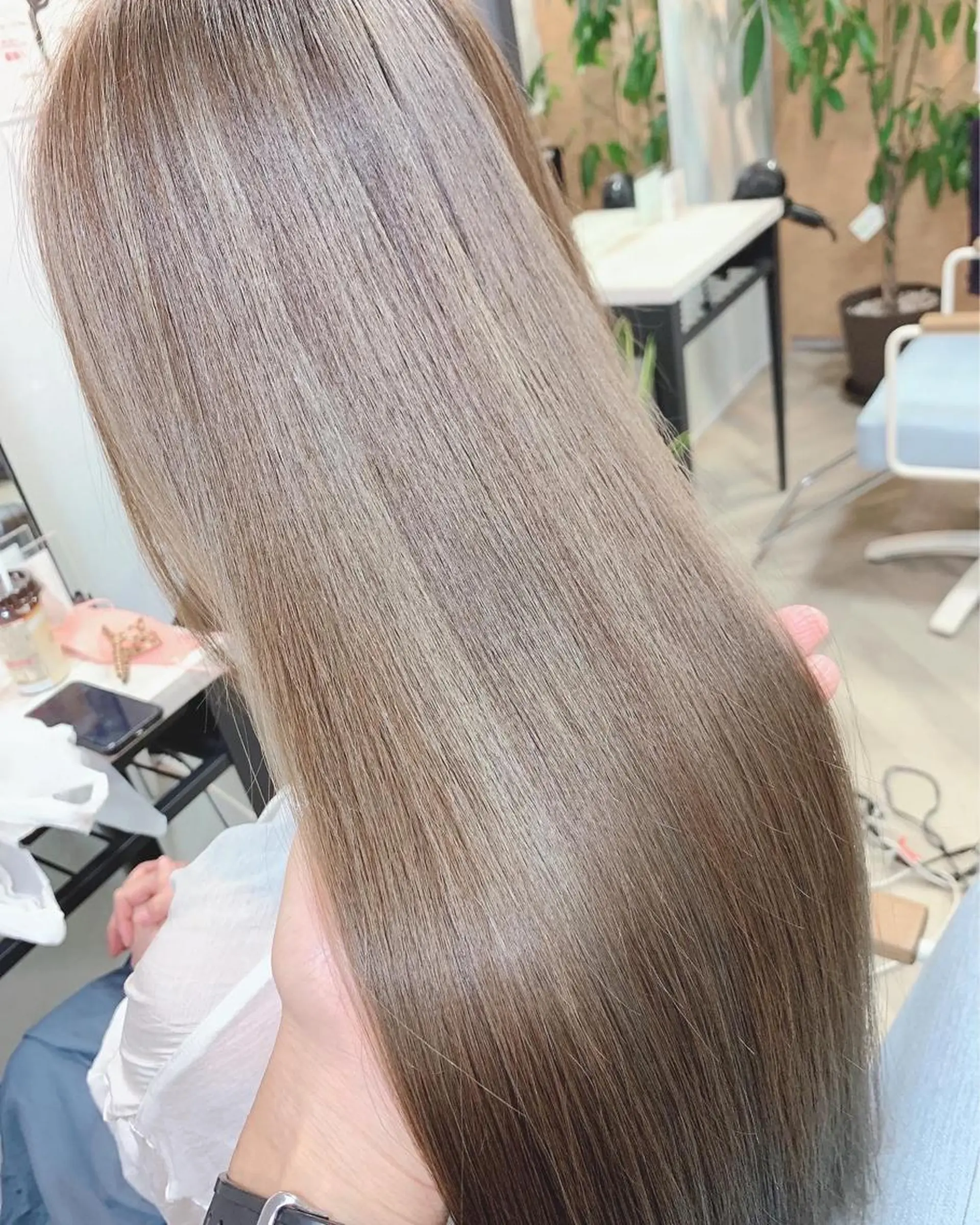 ロング カラー アッシュ ベージュカラー ブリーチ 透明感カラー デザインカラー カット ヘアカラー トリートメント Beach 代表 KENTAのヘアスタイル