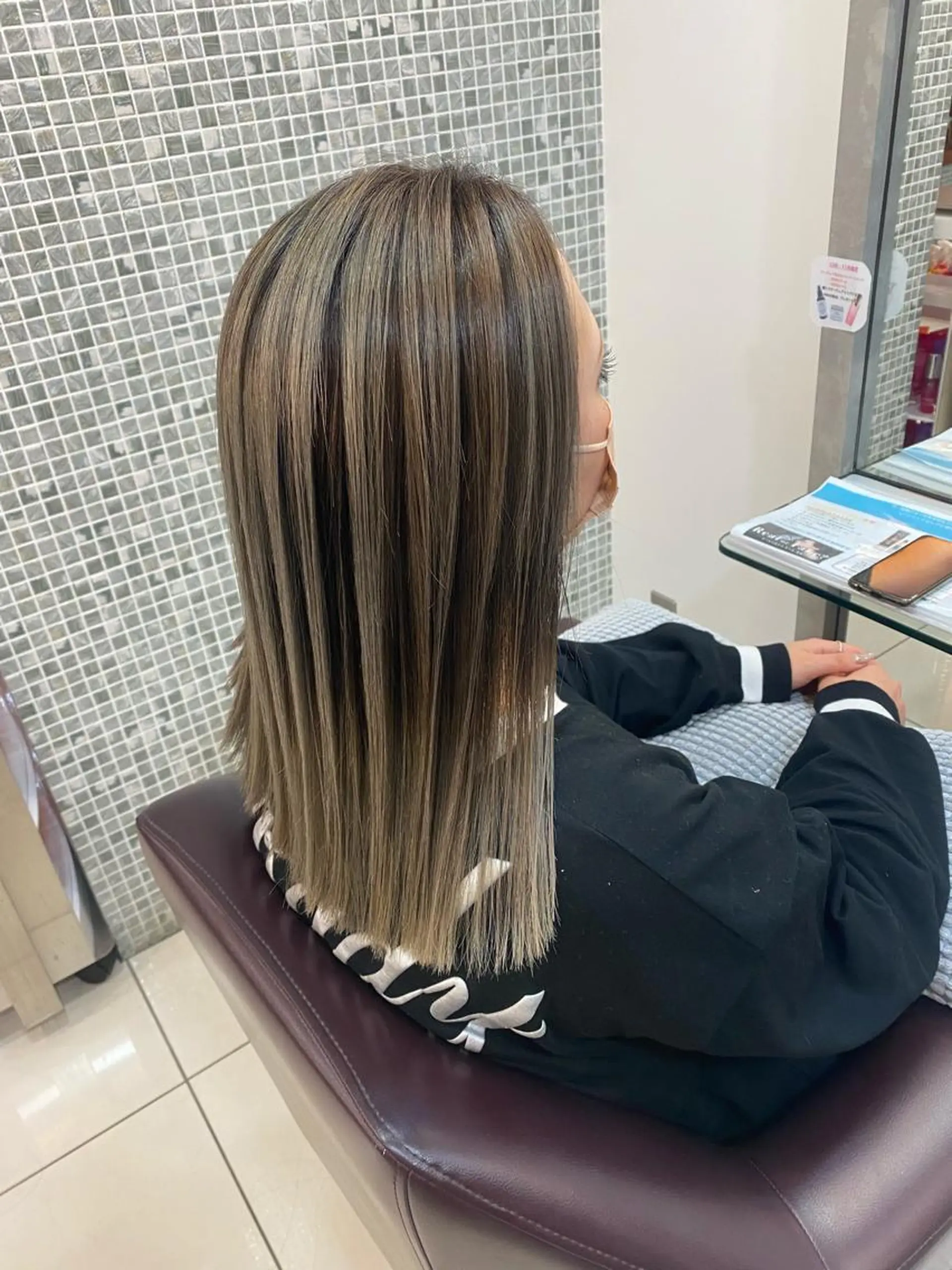 セミロング カラー アッシュ バレイヤージュ ベージュカラー レイヤーカット カット ヘアカラー トリートメント 鈴木 翔梧のヘアスタイル