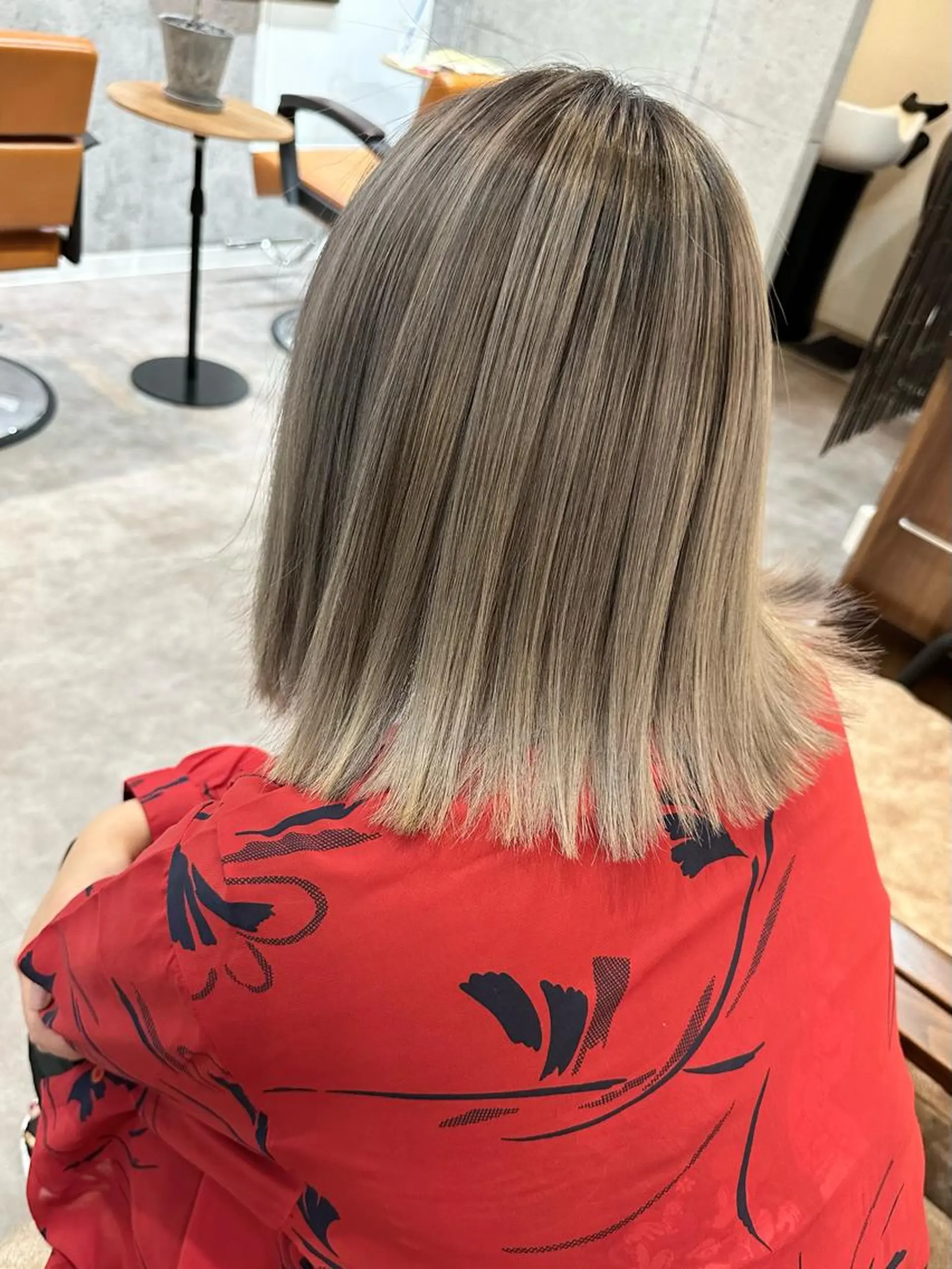 ミディアム レイヤーカット ヘアカラー 🔷ブリーチバレイヤ ージュ🔷飯野達也のヘアスタイル