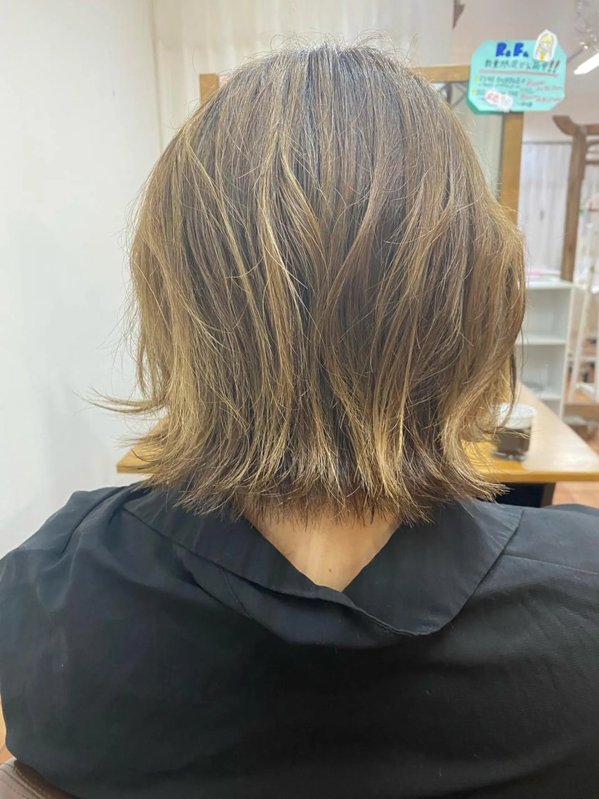 ショート カラー ベージュカラー くびれヘア 外ハネヘア 神谷 知紀のヘアスタイル