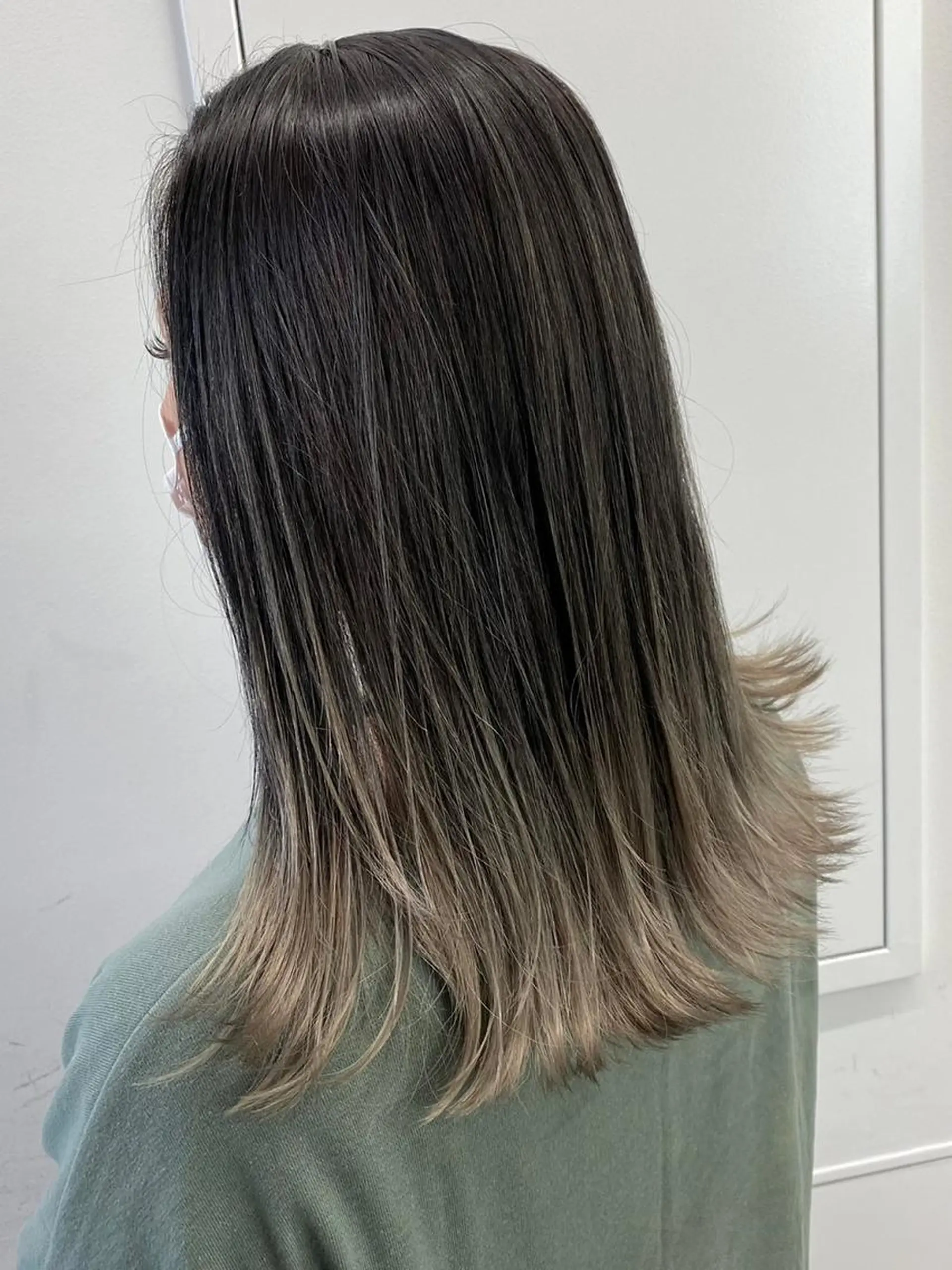 ロング カラー ワンレンボブ アディクシーカラー アッシュ ベージュカラー ブリーチ 公式 Ease by amble luxeのヘアスタイル