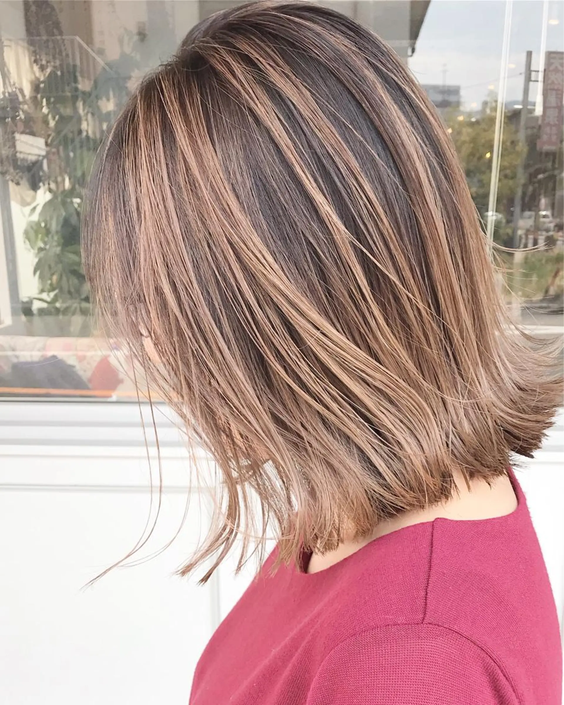 ミディアム カラー お団子ヘア 切りっぱなしボブ バレイヤージュ ブリーチ デザインカラー Mariana/ 鶴原-ハイライトのヘアスタイル