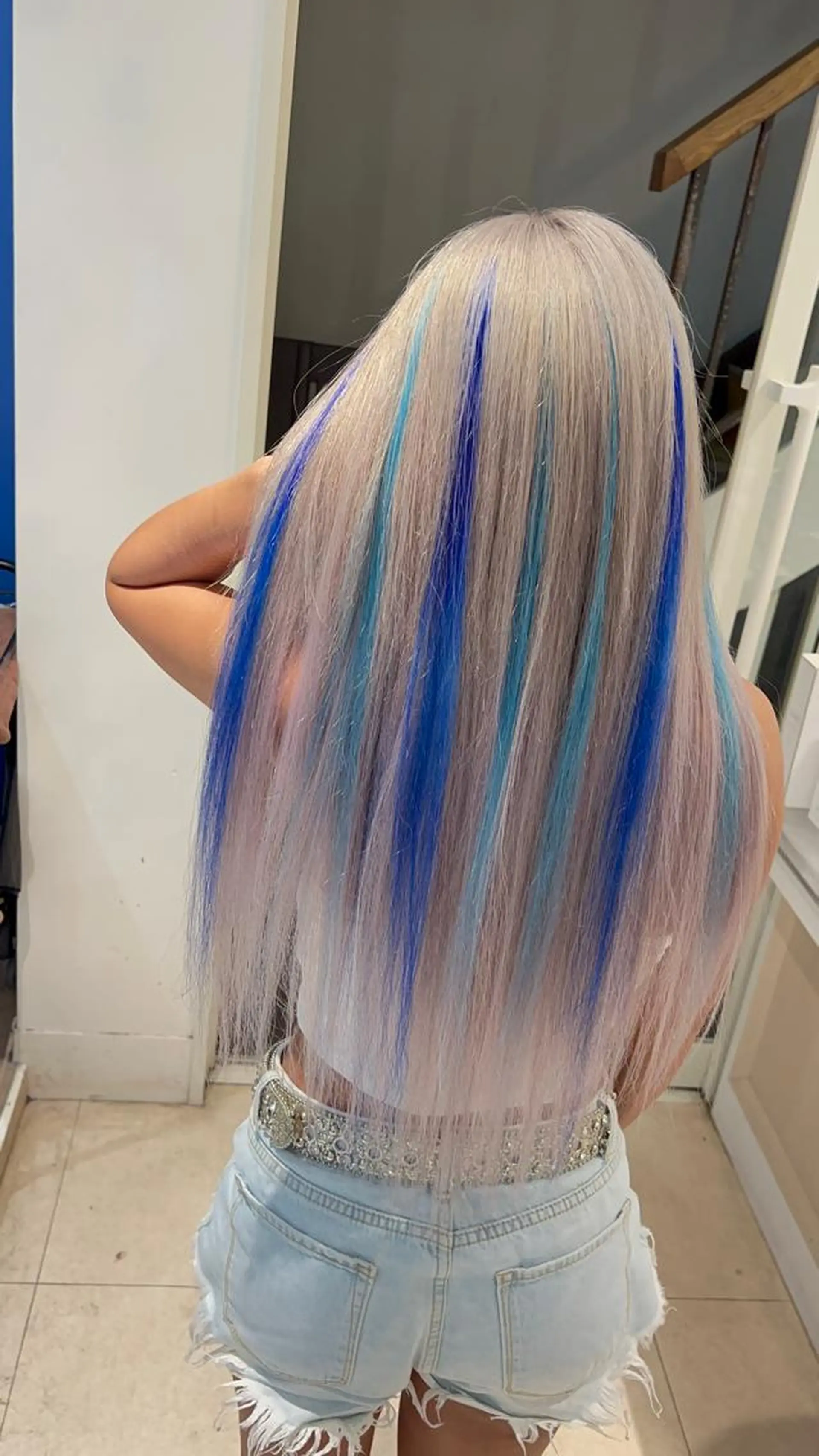 セミロング カラー ヘアアレンジ シールエクステ ブリーチ ハイライトカラー ハイトーンカラー シルバー 🔥ハイトーンカラー ギャルNAOKI🔥のヘアスタイル