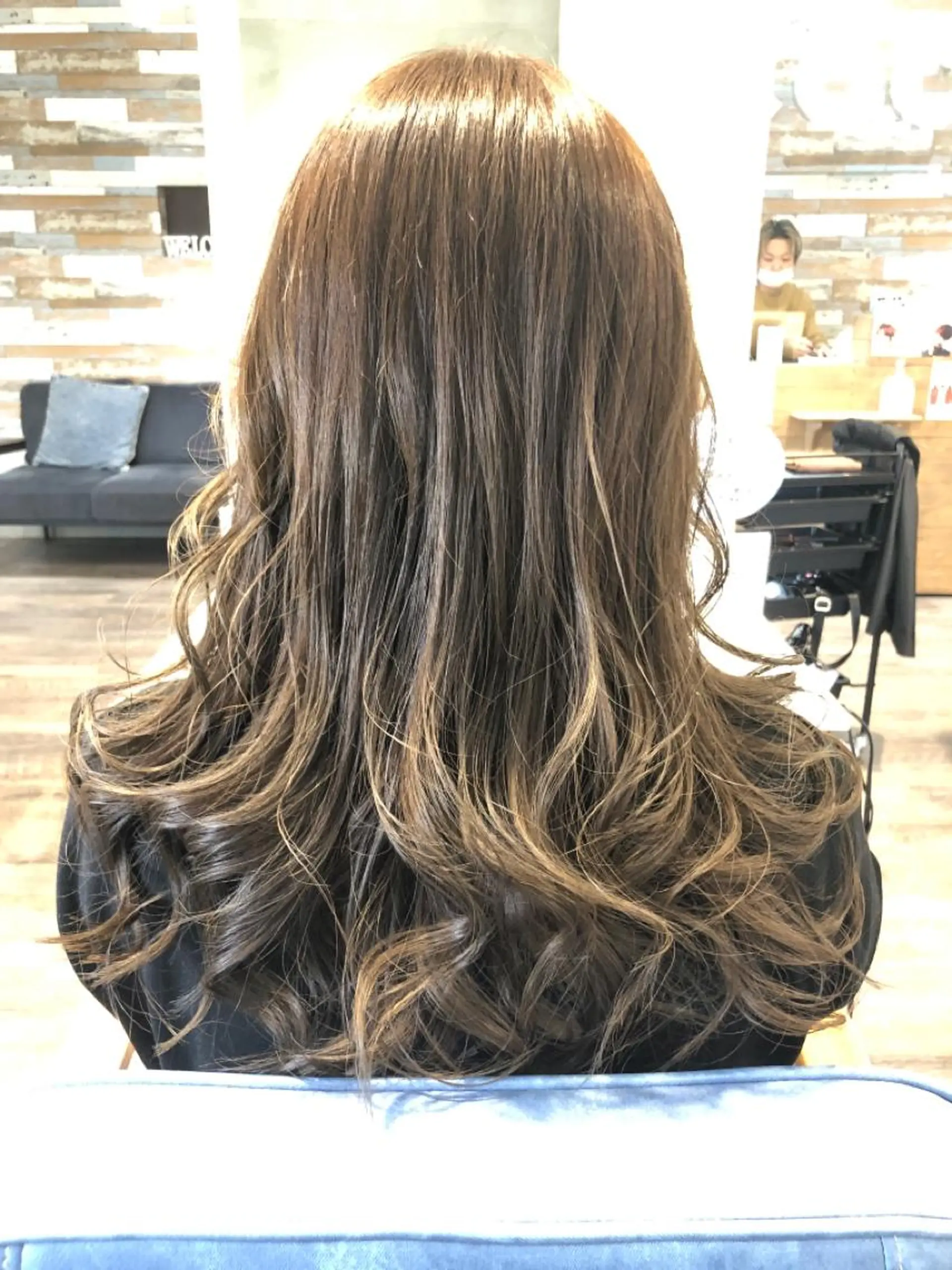 ロング カラー ベージュカラー ブリーチ ハイライトカラー ミルキーベージュ ハイライト KOU コウのヘアスタイル