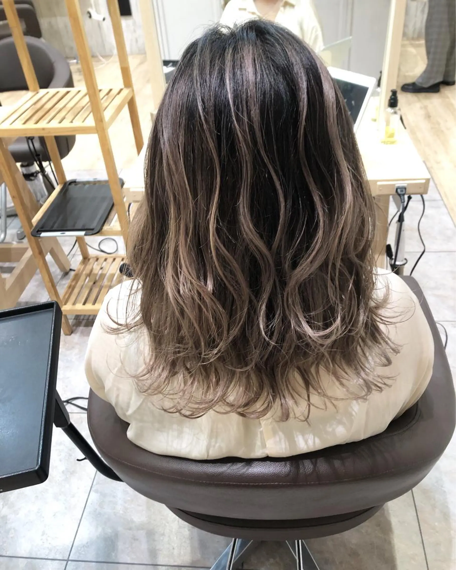 セミロング カラー バレイヤージュ レイヤーカット ヘアカラー トリートメント ブリーチカラーレイヤ ーカット🦋annaのヘアスタイル