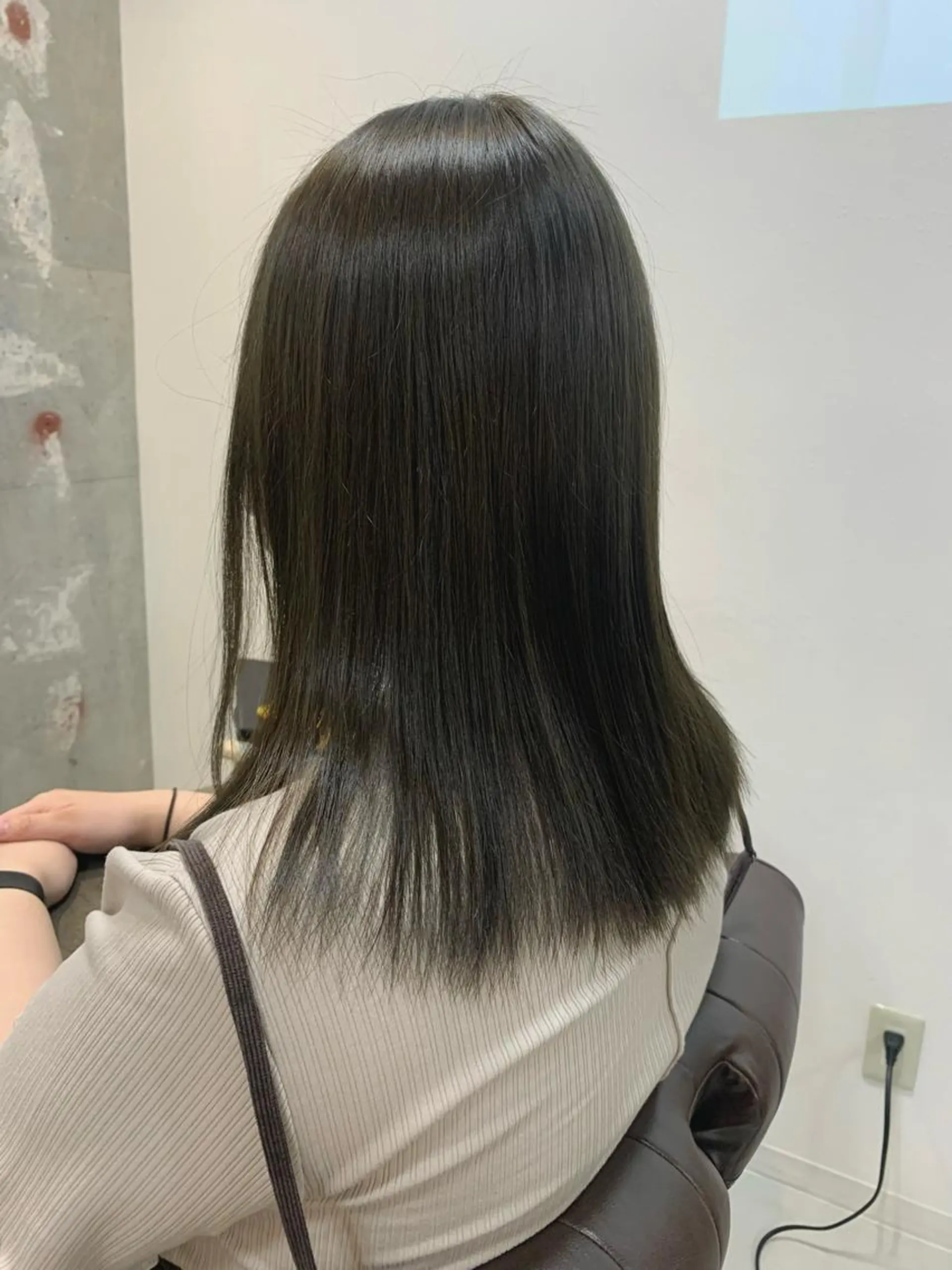 セミロング カラー カット 縮毛矯正 トリートメント 眞名子 瑞紀のヘアスタイル