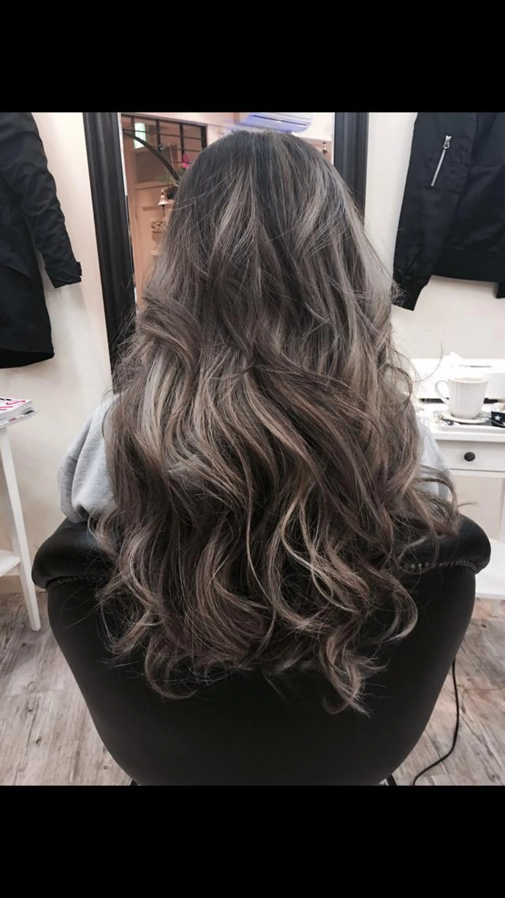 ロング カラー グラデーションカラー ハイライトカラー シルバー ハイライト ヘアカラー 鶴見 和美のヘアスタイル