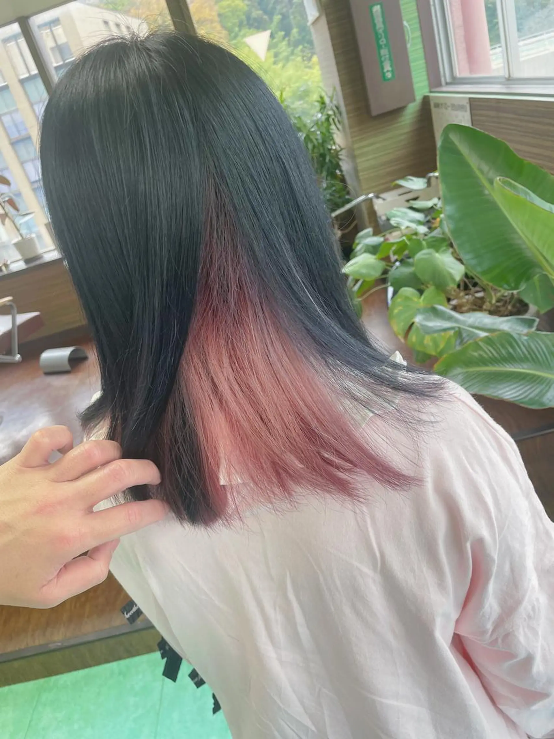 ミディアム カラー 黒髪 ブリーチ インナーカラー ピンクカラー カット ヘアカラー 土居 正季のヘアスタイル