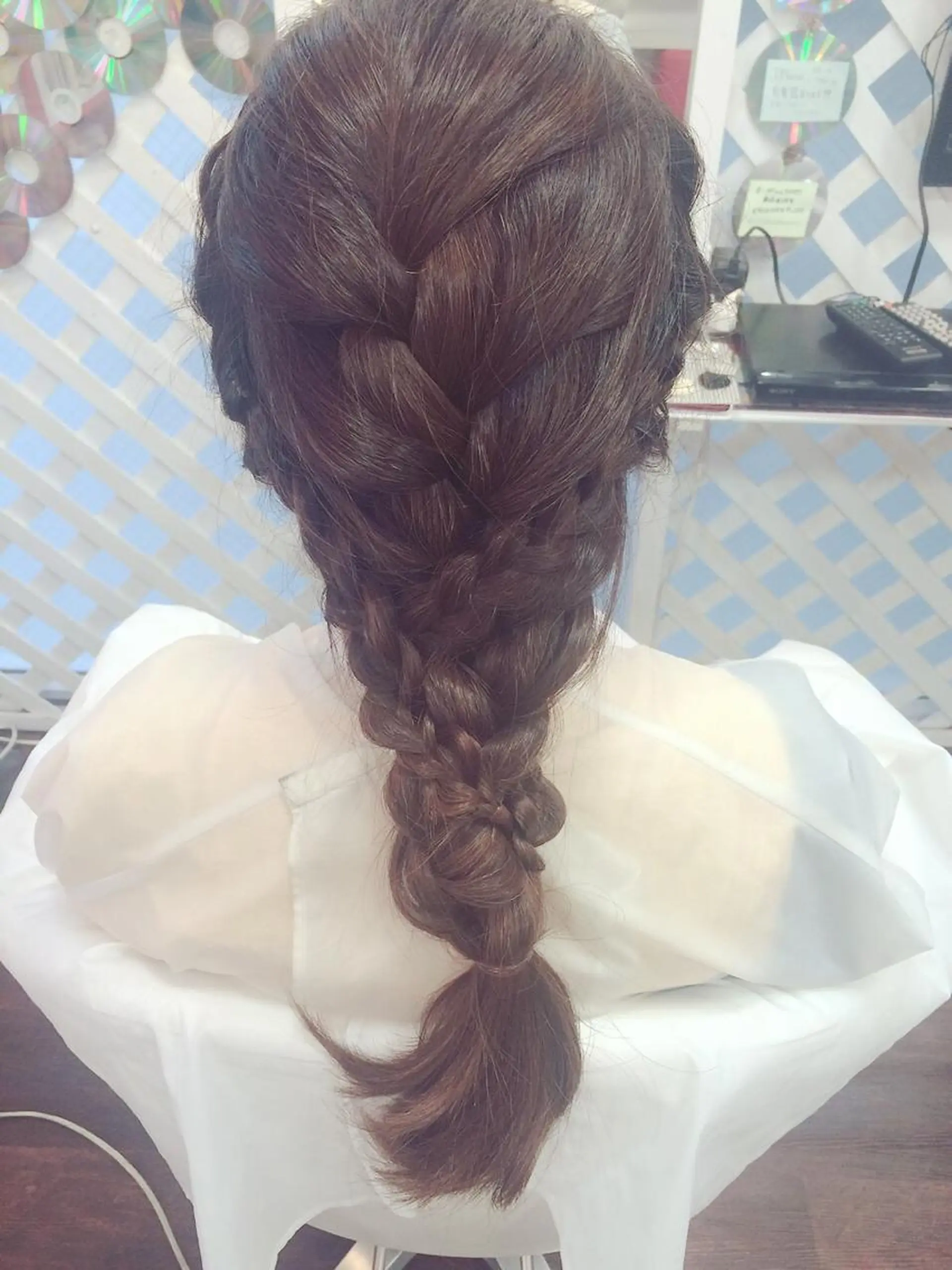 ロング ヘアアレンジ 編みこみ 三つ編み 岩谷/ブリーチ 🪽透明感カラーのヘアスタイル