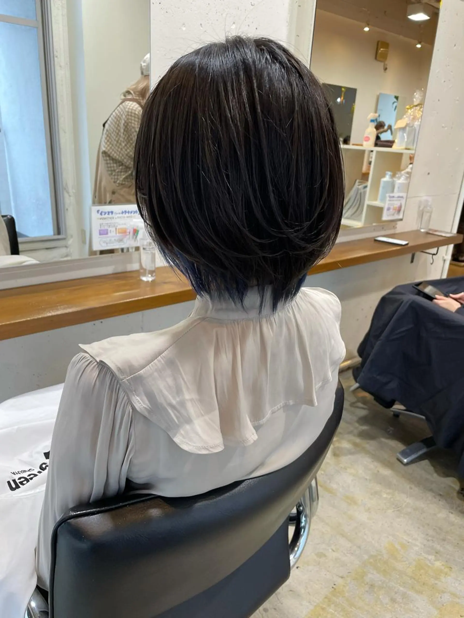 ショート カラー ブリーチ ブルーカラー ヘアカラー トリートメント MIOベージュカラー 柔らかいカラーのヘアスタイル