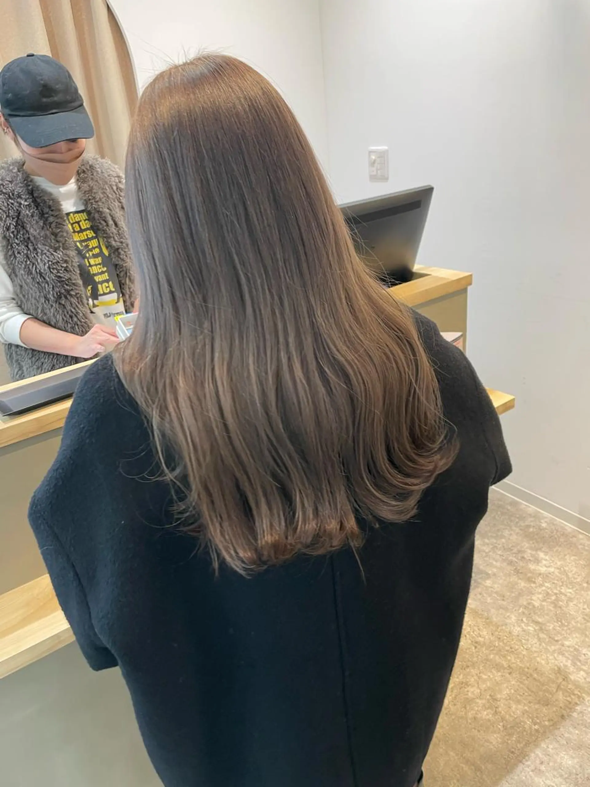 セミロング カラー ブリーチ グレージュ 岩戸 新のヘアスタイル