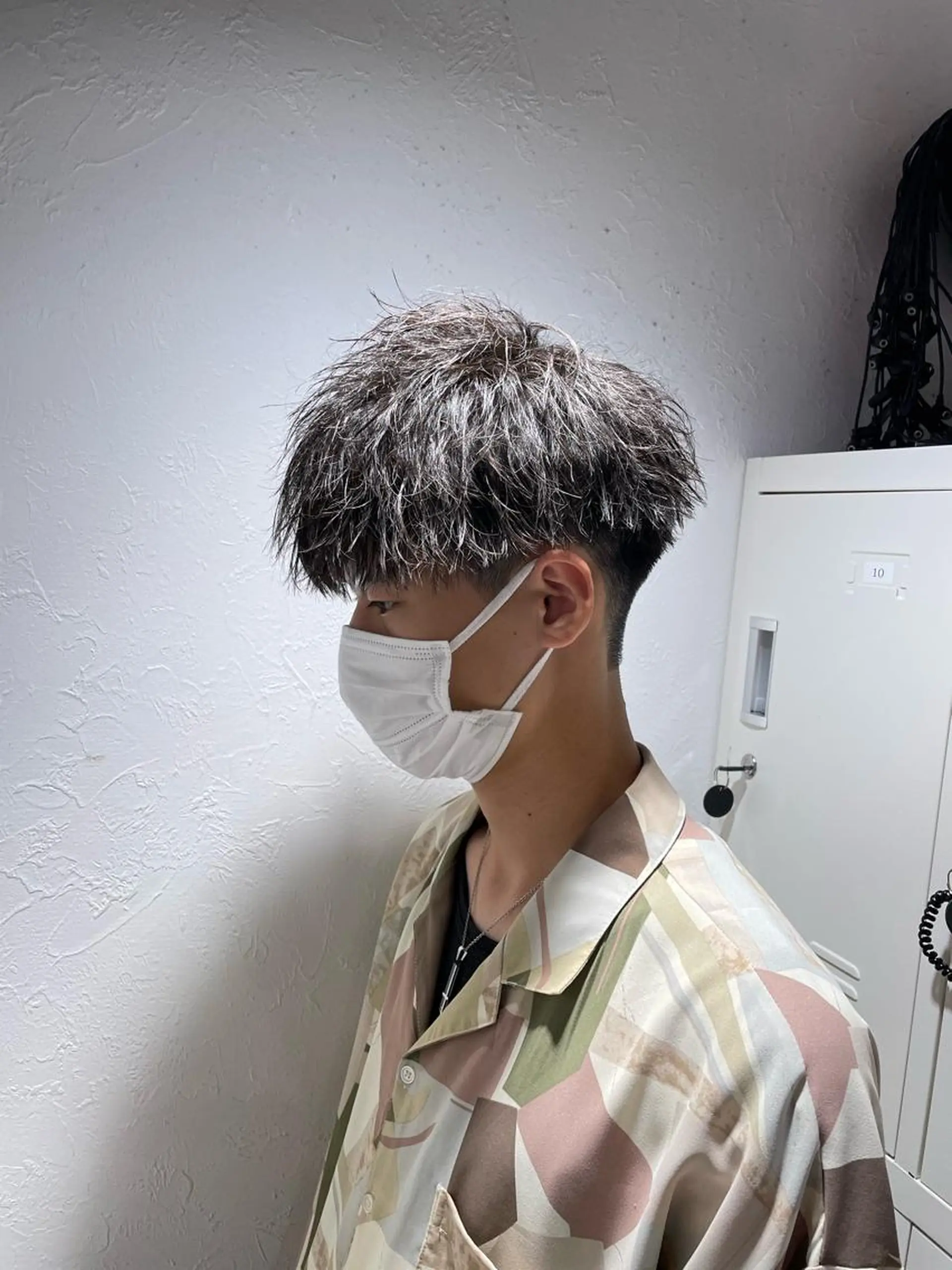 ショート カラー パーマ ヘアアレンジ メンズ センターパート メンズハイライト メンズハイトーン マッシュウルフ マッシュ カット パーマ トリートメント ヘッドスパ ヘアセット スパイキー/フェザー /波巻き/かいとのヘアスタイル