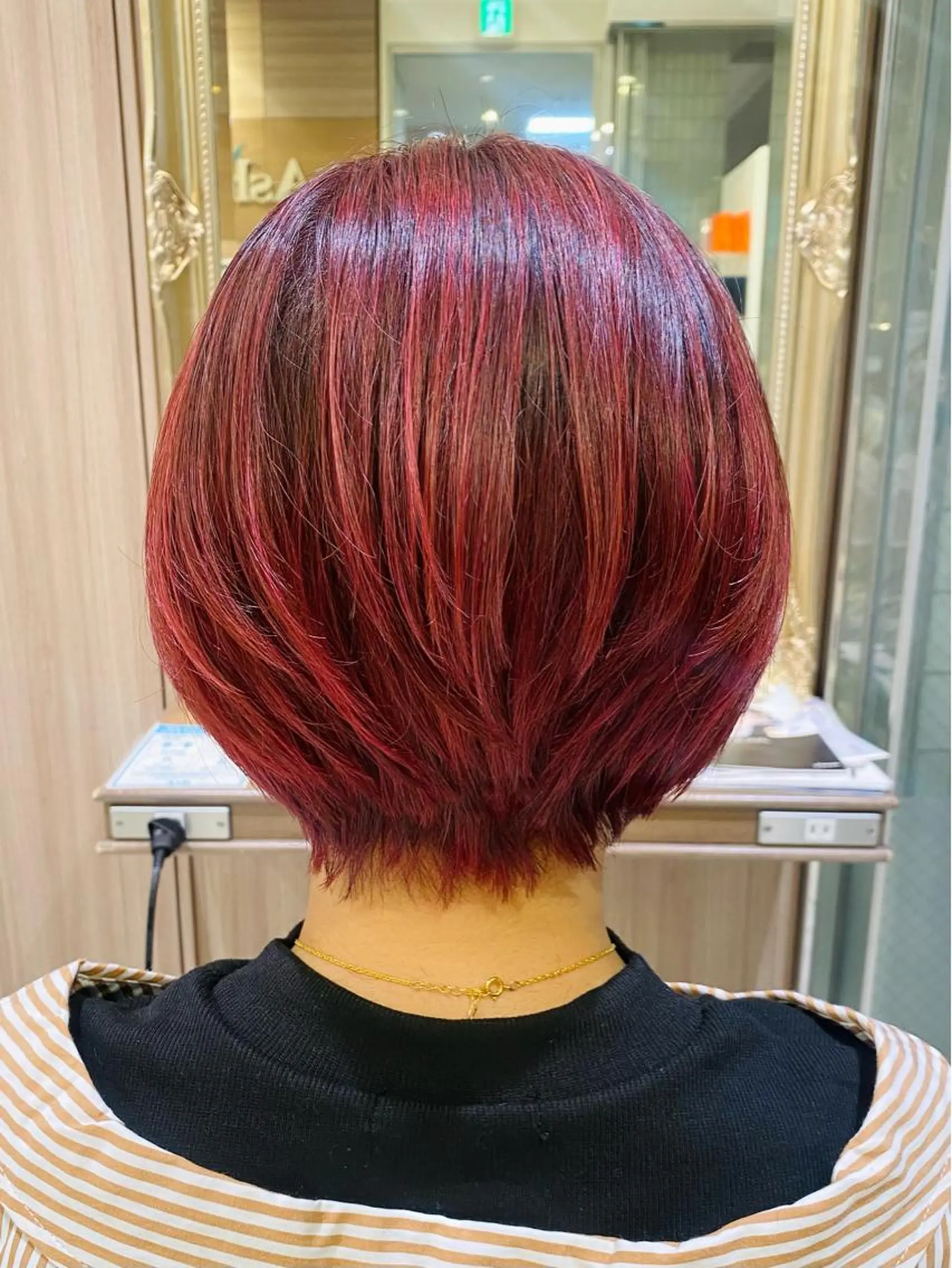 ショート カラー 古川 琴美のヘアスタイル