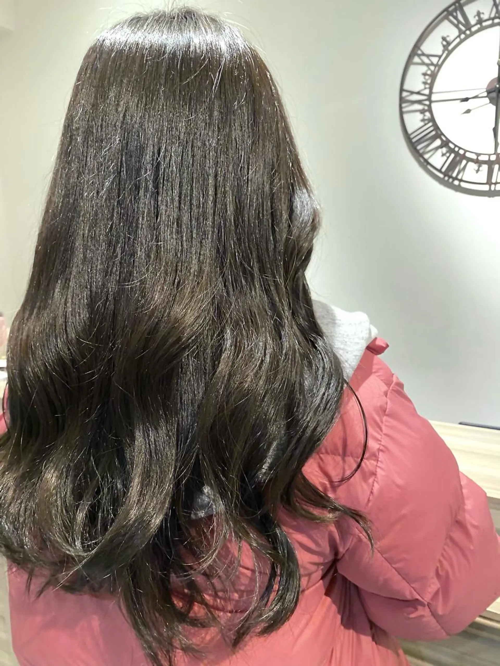 ロング カラー グレージュ オリーブグレージュ オリーブグレー 川越 輝梨奈のヘアスタイル