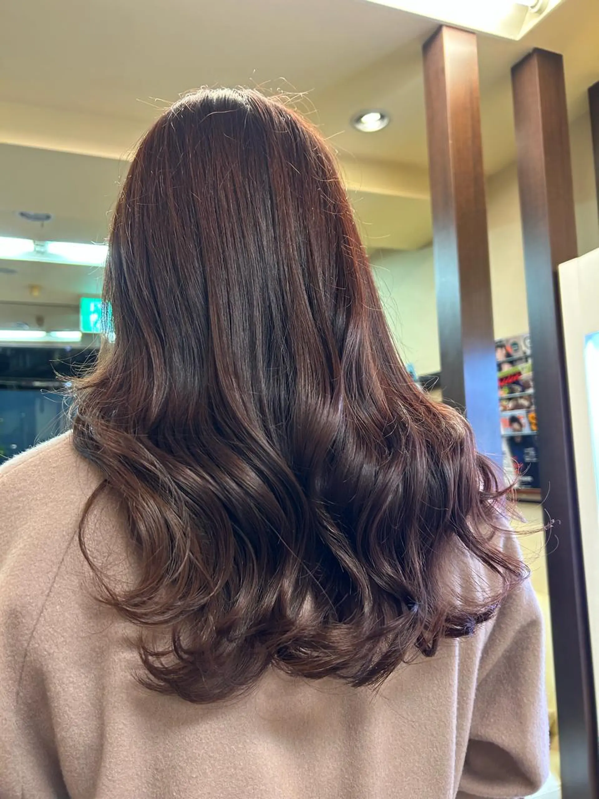 セミロング カラー ヘアカラー トリートメント 山崎 絵莉香のヘアスタイル