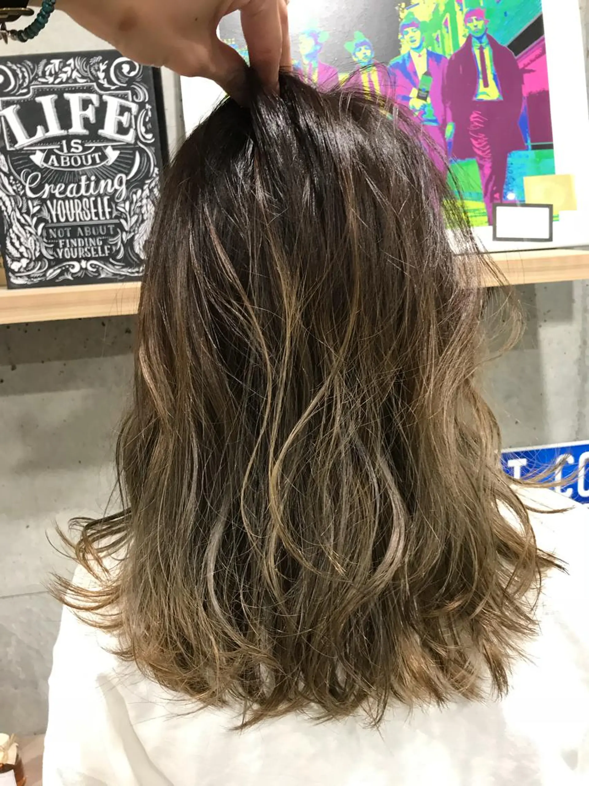 セミロング カラー バレイヤージュ レイヤーカット 竹嶌 健吾のヘアスタイル