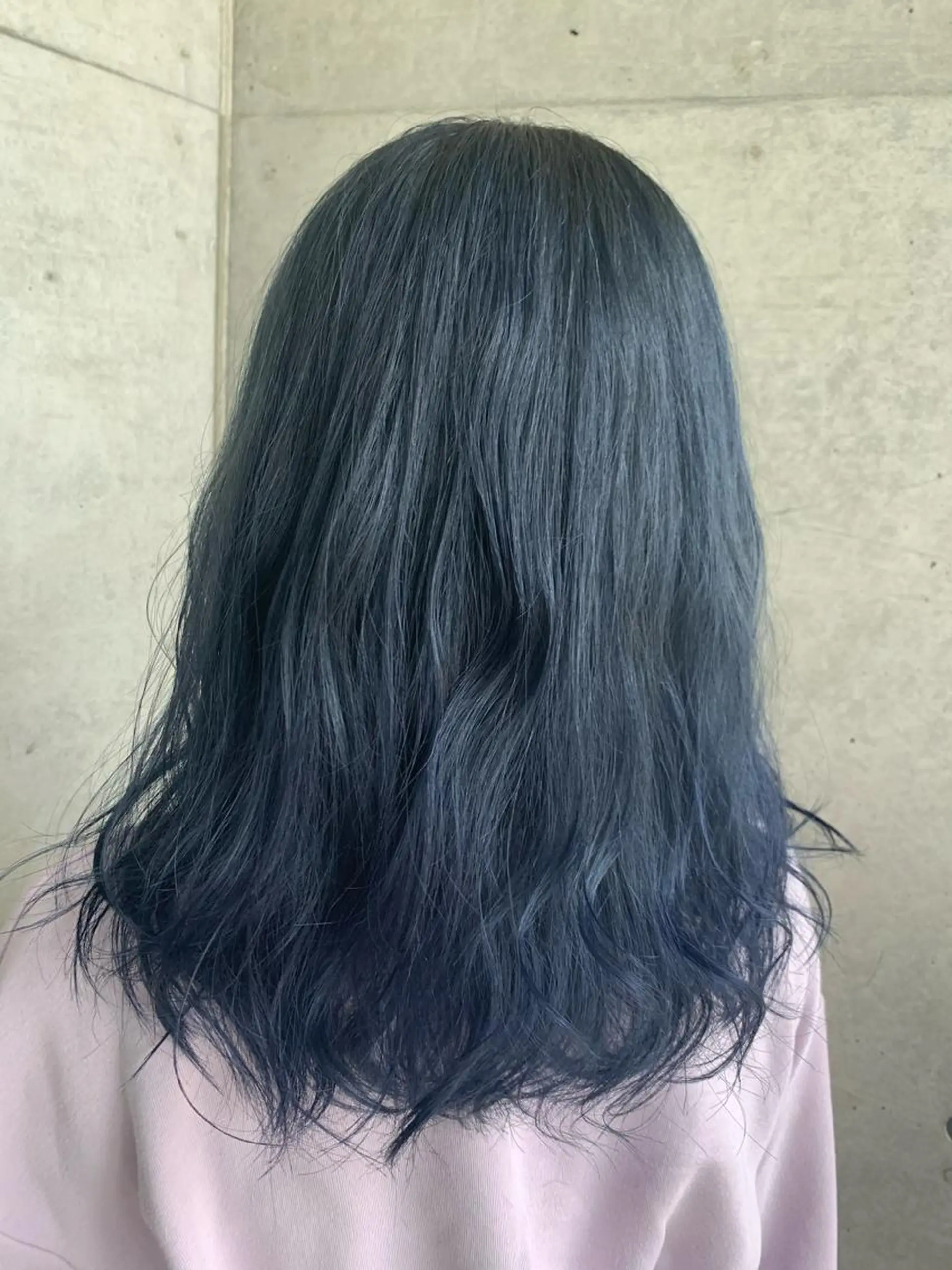 セミロング カラー ブリーチ ブルーカラー 小林 美央のヘアスタイル