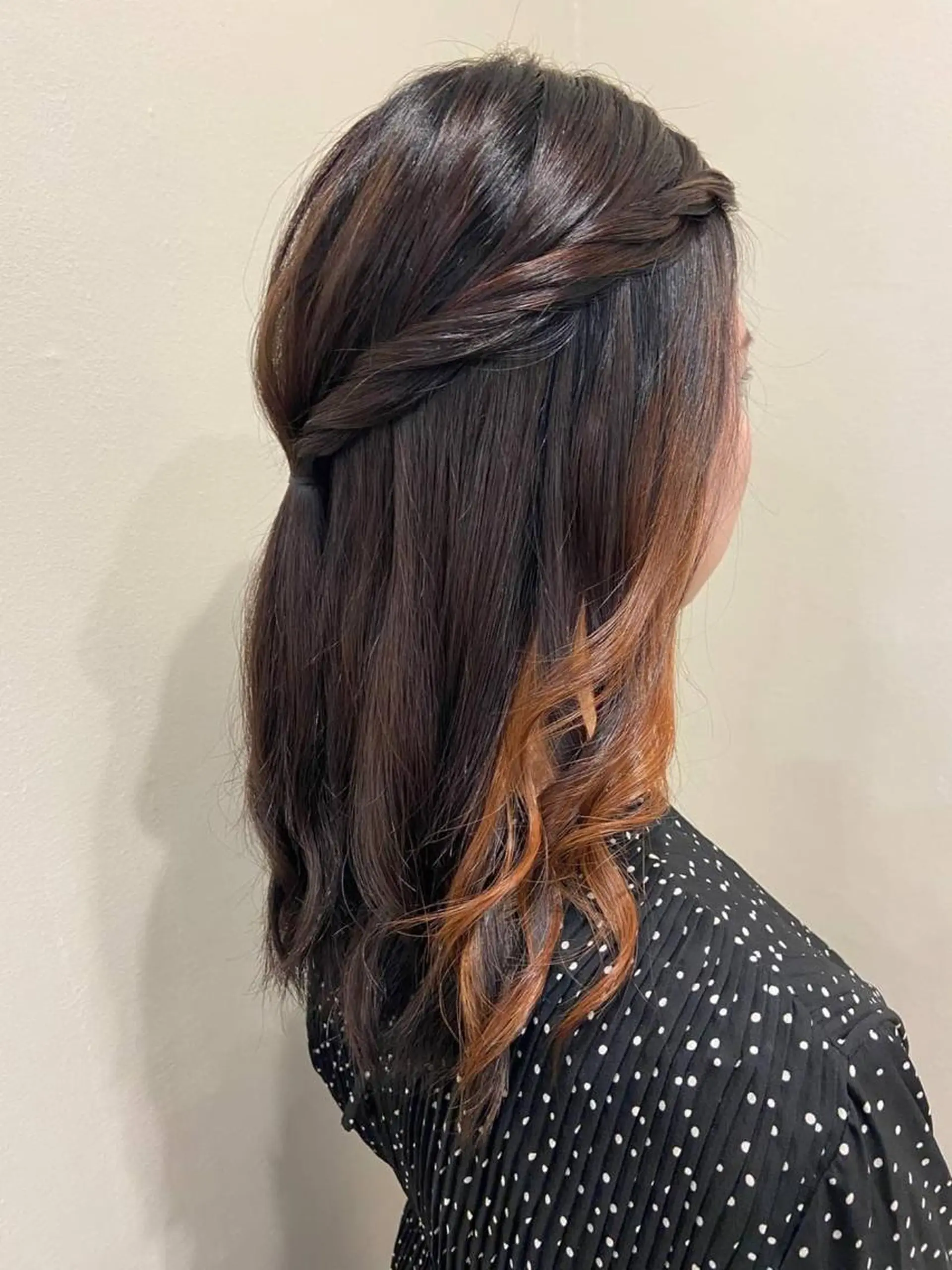 ロング カラー ヘアアレンジ ブリーチ ブラウンカラー デザインカラー インナーカラー オレンジ ヘアカラー トリートメント mugelca所属・ワタナベ リリコのヘアスタイル