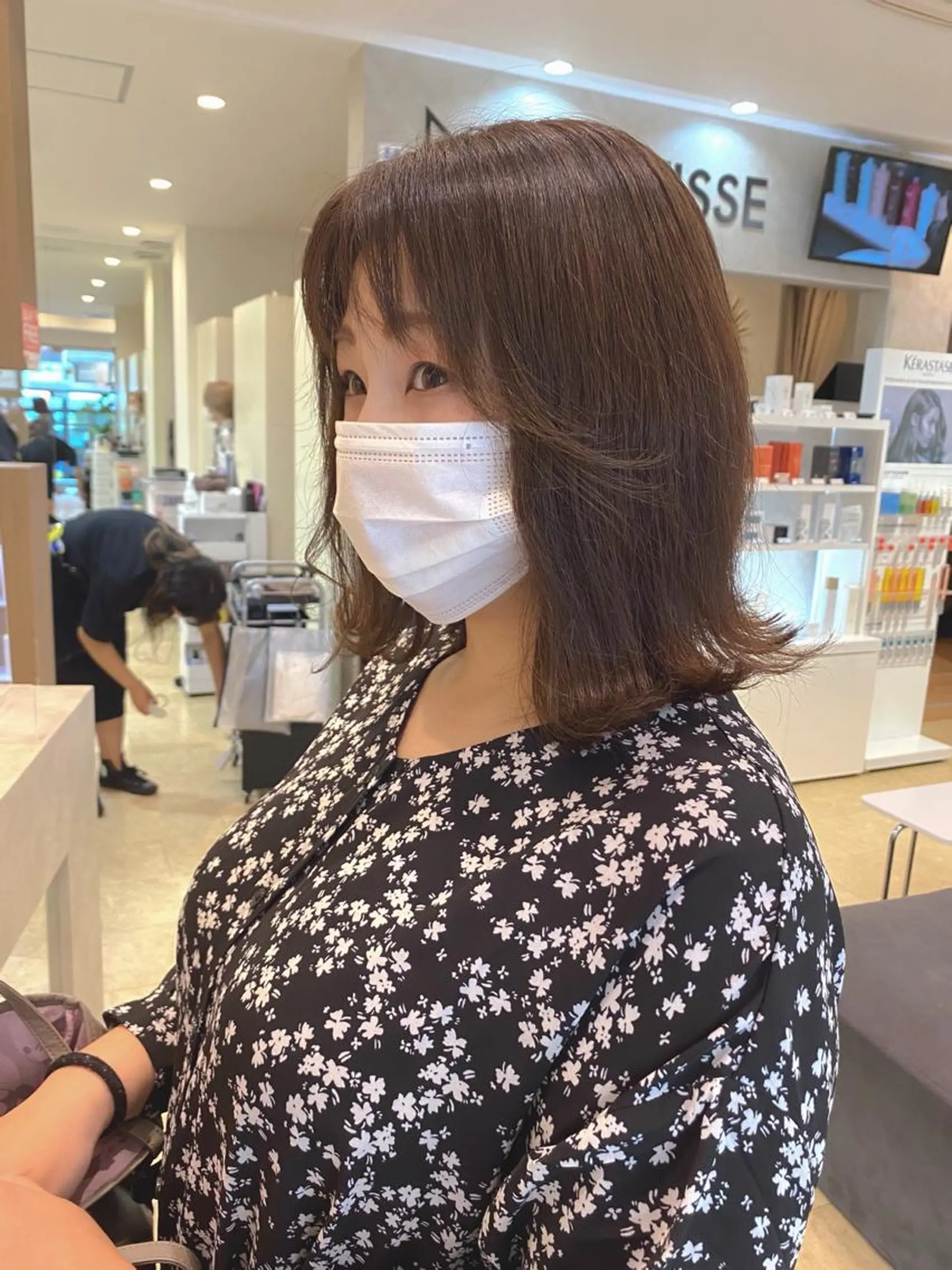 ミディアム カラー パーマ ヘアアレンジ メンズ キッズ ネイル マツエク・マツパ 外ハネヘア 韓国🇰🇷レイヤー カットオリーブカラーのヘアスタイル