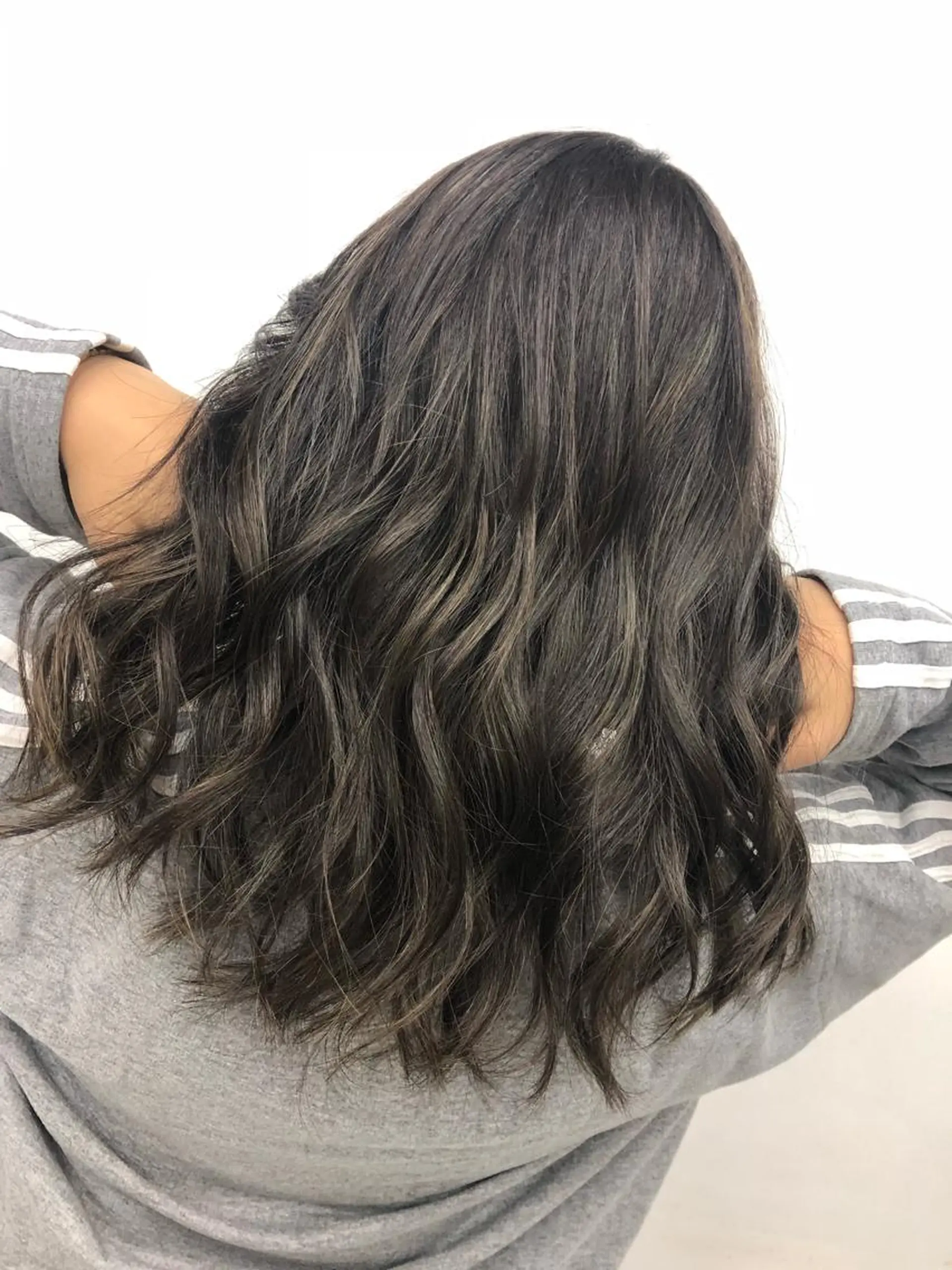 セミロング カラー アッシュ ブラウンカラー ハイライトカラー ハイライト 白髪ぼかしハイライト めさきすずなのヘアスタイル