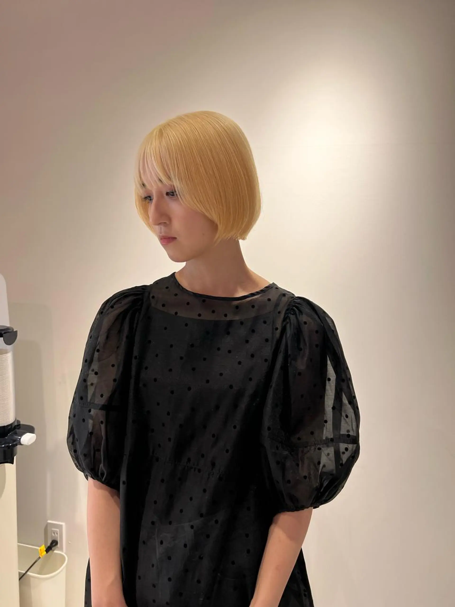 ショート カラー 抜きっぱなしブロンド ブロンド io濱川 遥のヘアスタイル