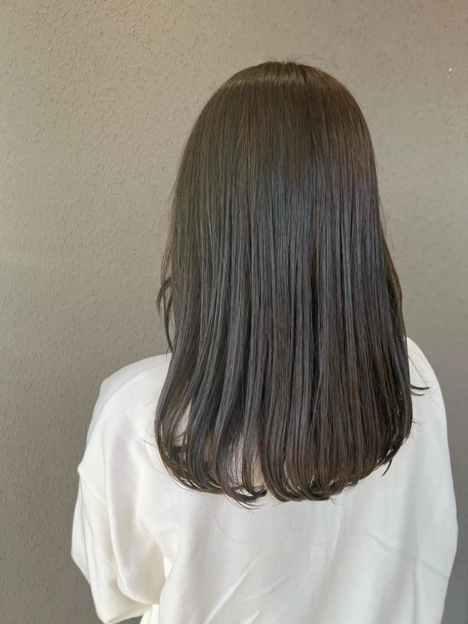 セミロング カラー オリーブグレー カット ヘアカラー 山本 愛永のヘアスタイル