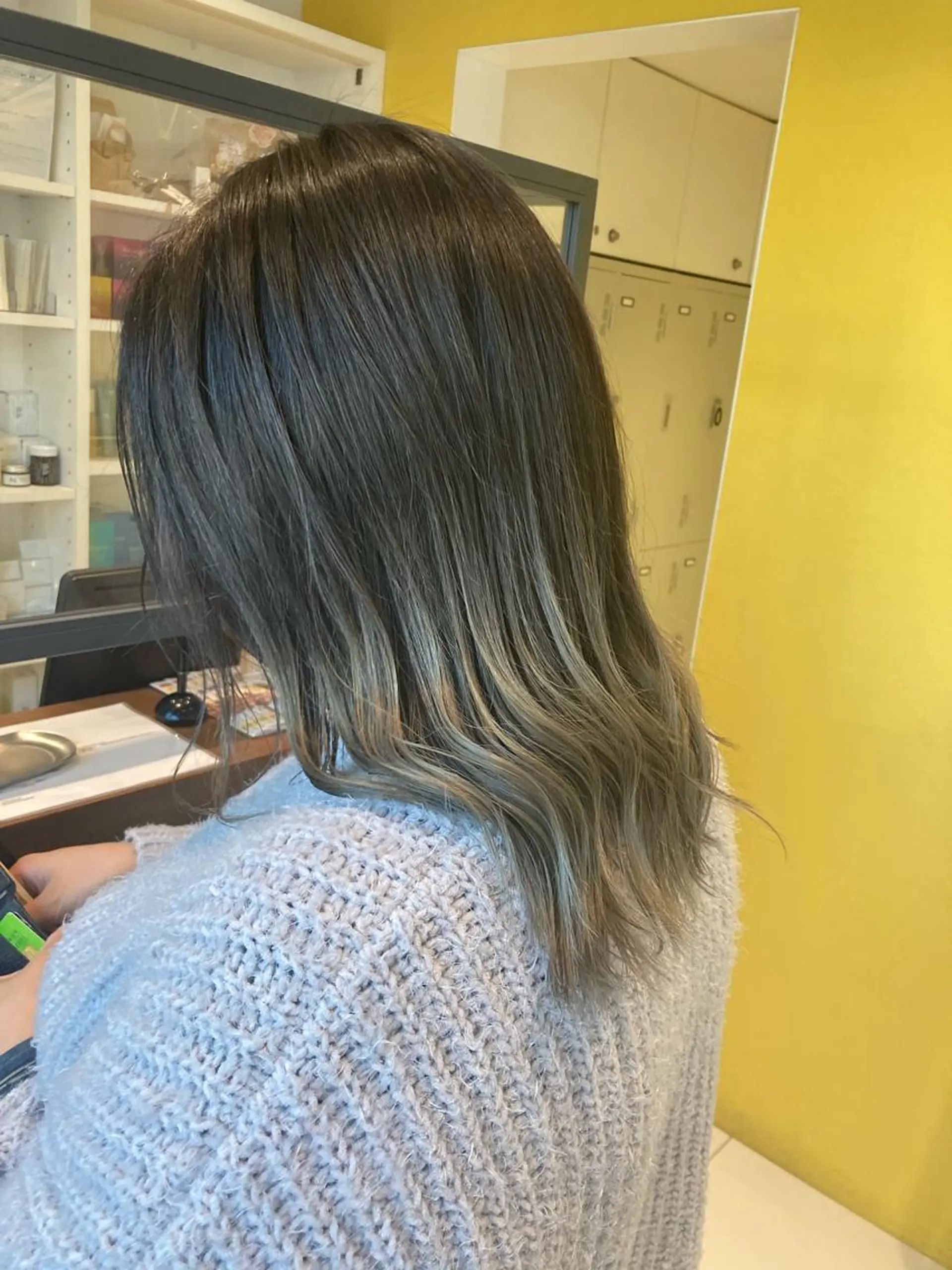 セミロング カラー アッシュ グラデーションカラー 坂口 愛のヘアスタイル
