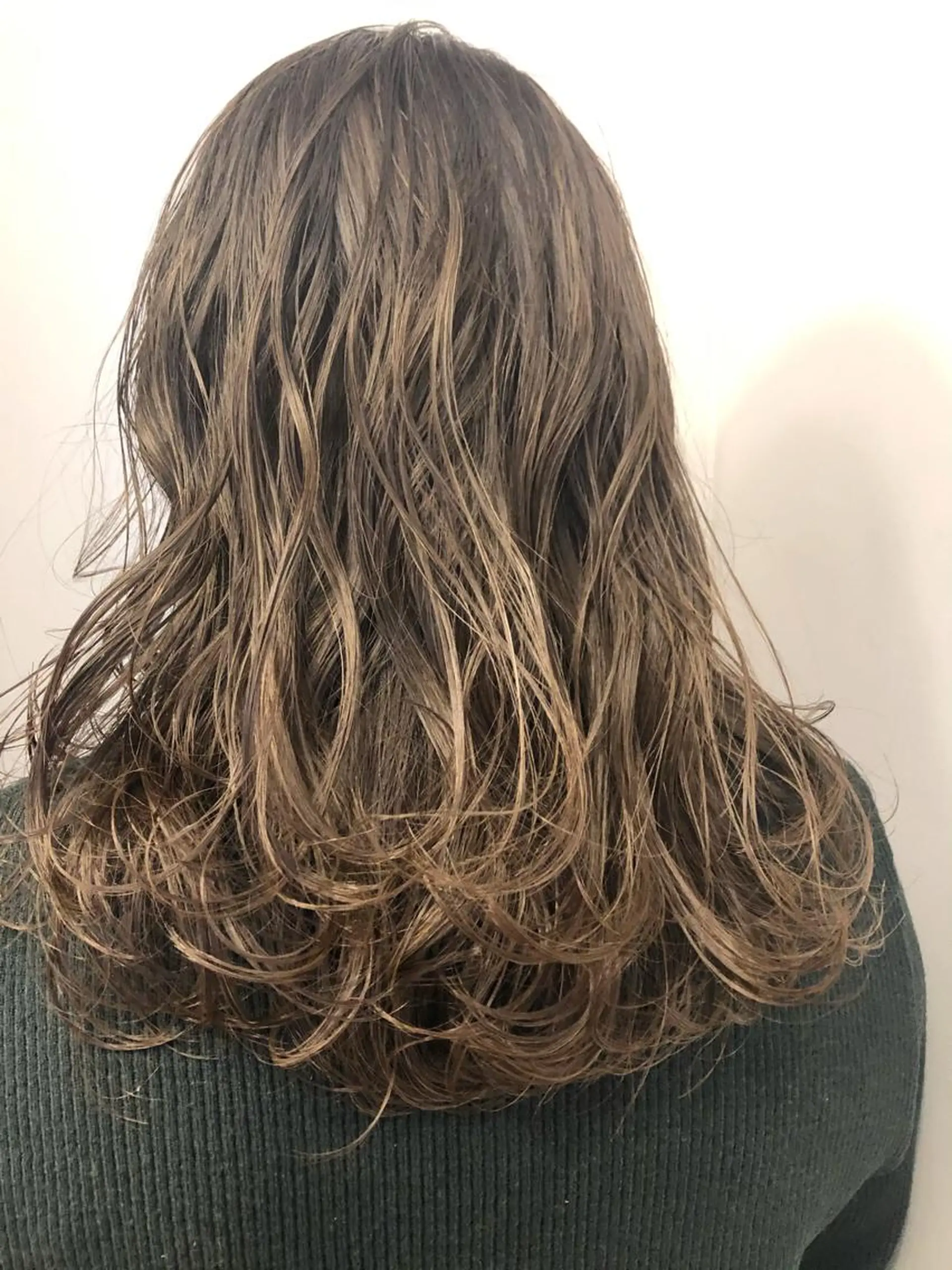 セミロング カラー 岡田 拓也のヘアスタイル