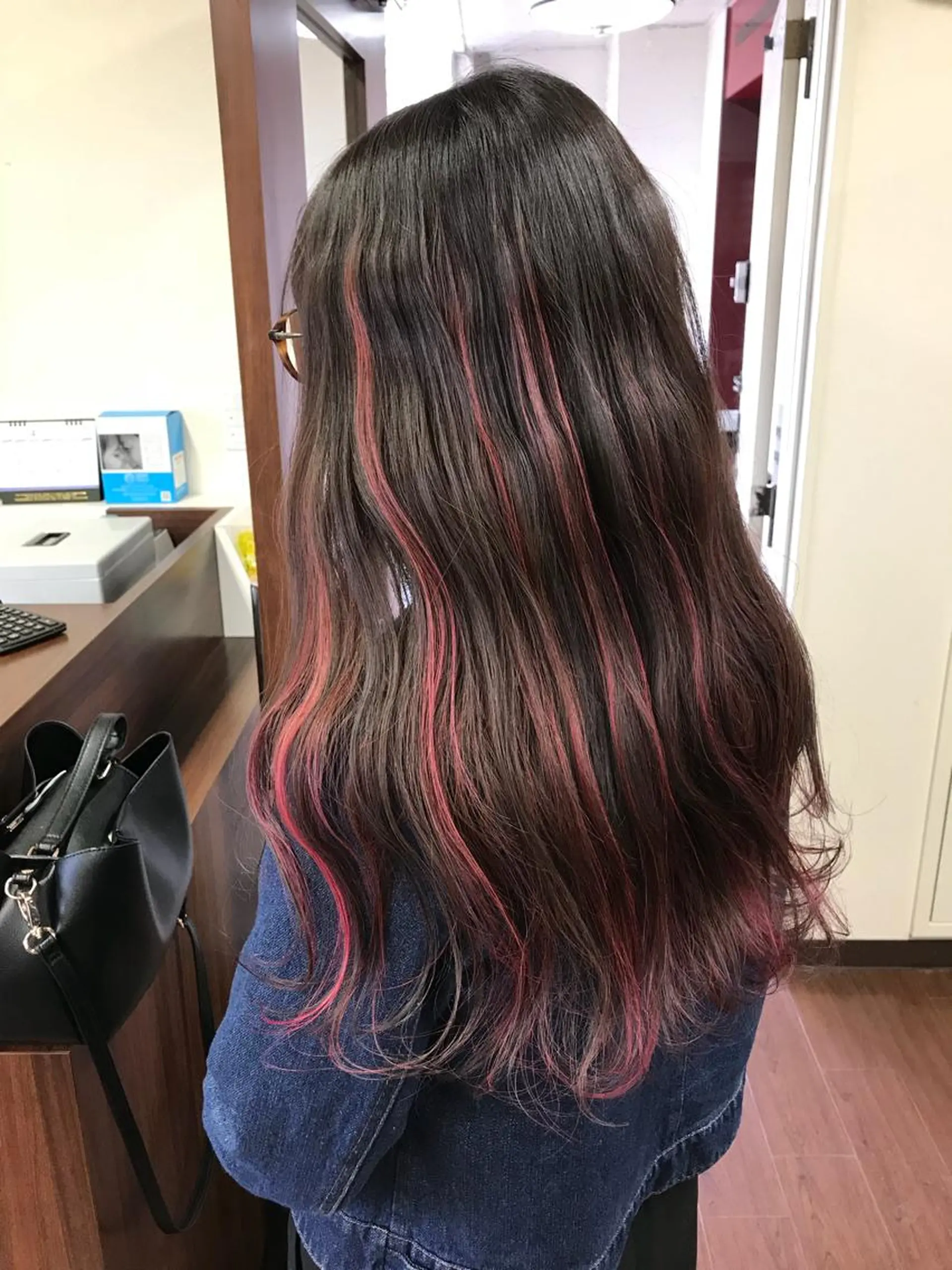 ロング カラー ヘアアレンジ ハイライトカラー ピンクカラー ハイライト メンズハイトーン メンズバレイヤージュのヘアスタイル