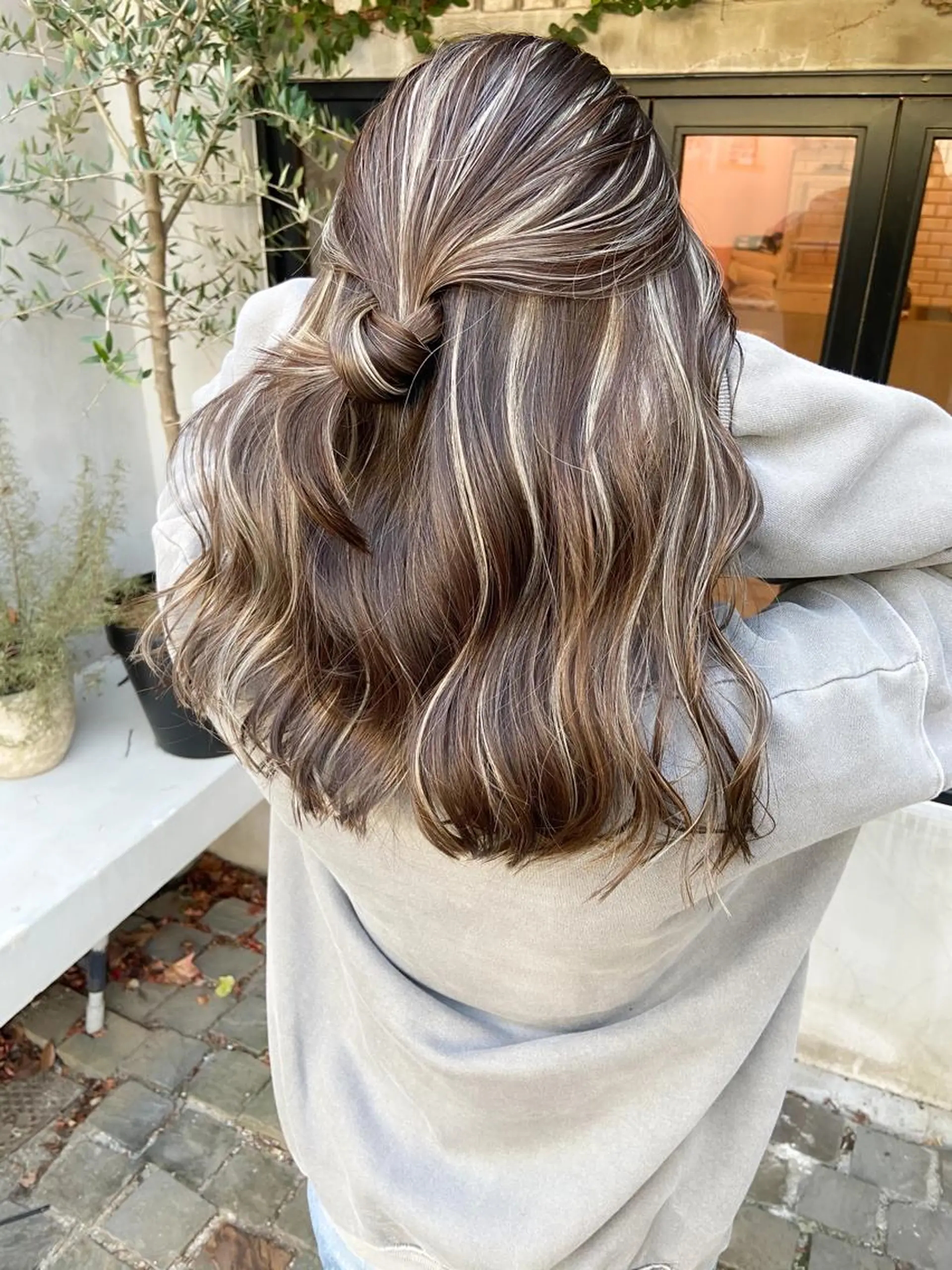 ロング 白いハイライト🤍 タナカリョウスケのヘアスタイル