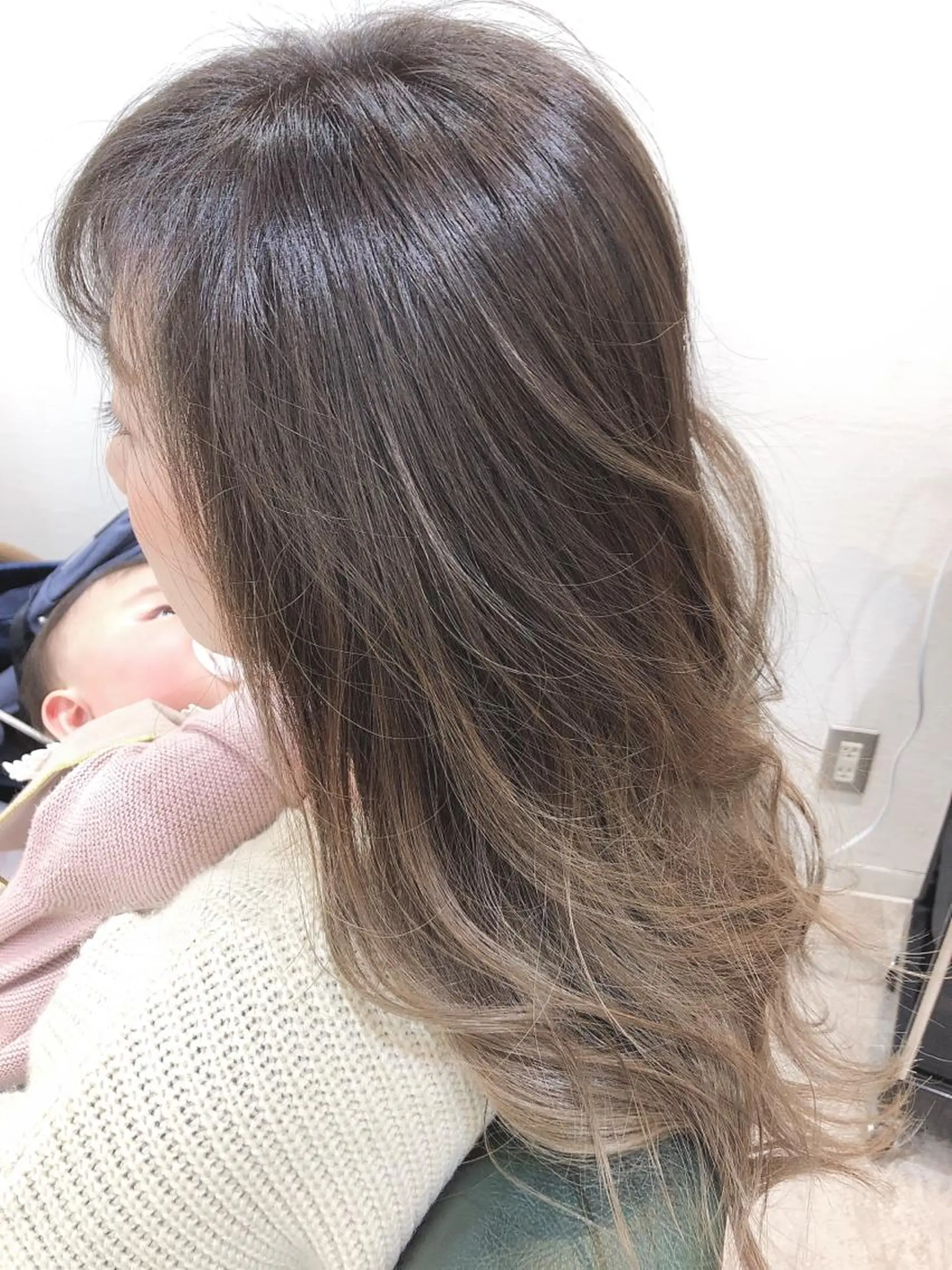 ロング カラー アディクシーカラー ベージュカラー フォギーベージュ グラデーションカラー ヘアカラー 菊池 貢平のヘアスタイル