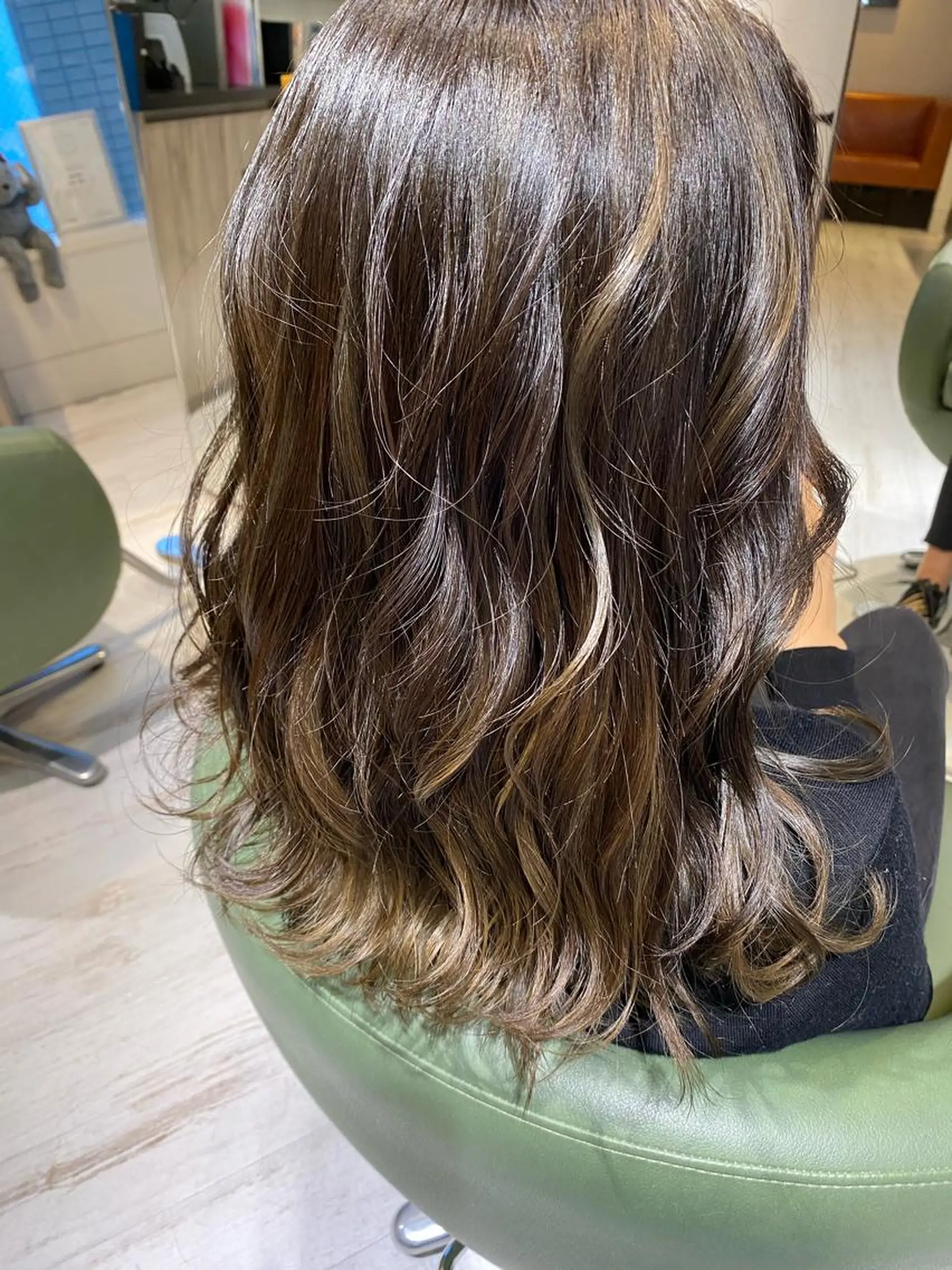 セミロング カラー バレイヤージュ ハイライトカラー ハイライト レイヤーカット 中尾 綺のヘアスタイル