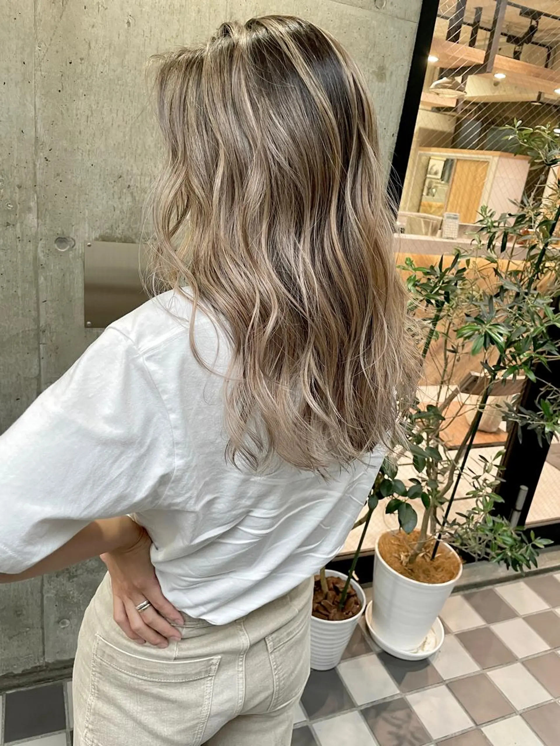 ロング カラー グレージュ ハイライトカラー メッシュ ボブ 外国人風カラー ヘアカラー SALOWIN  原宿ash所属・タナカ タクヤのヘアスタイル