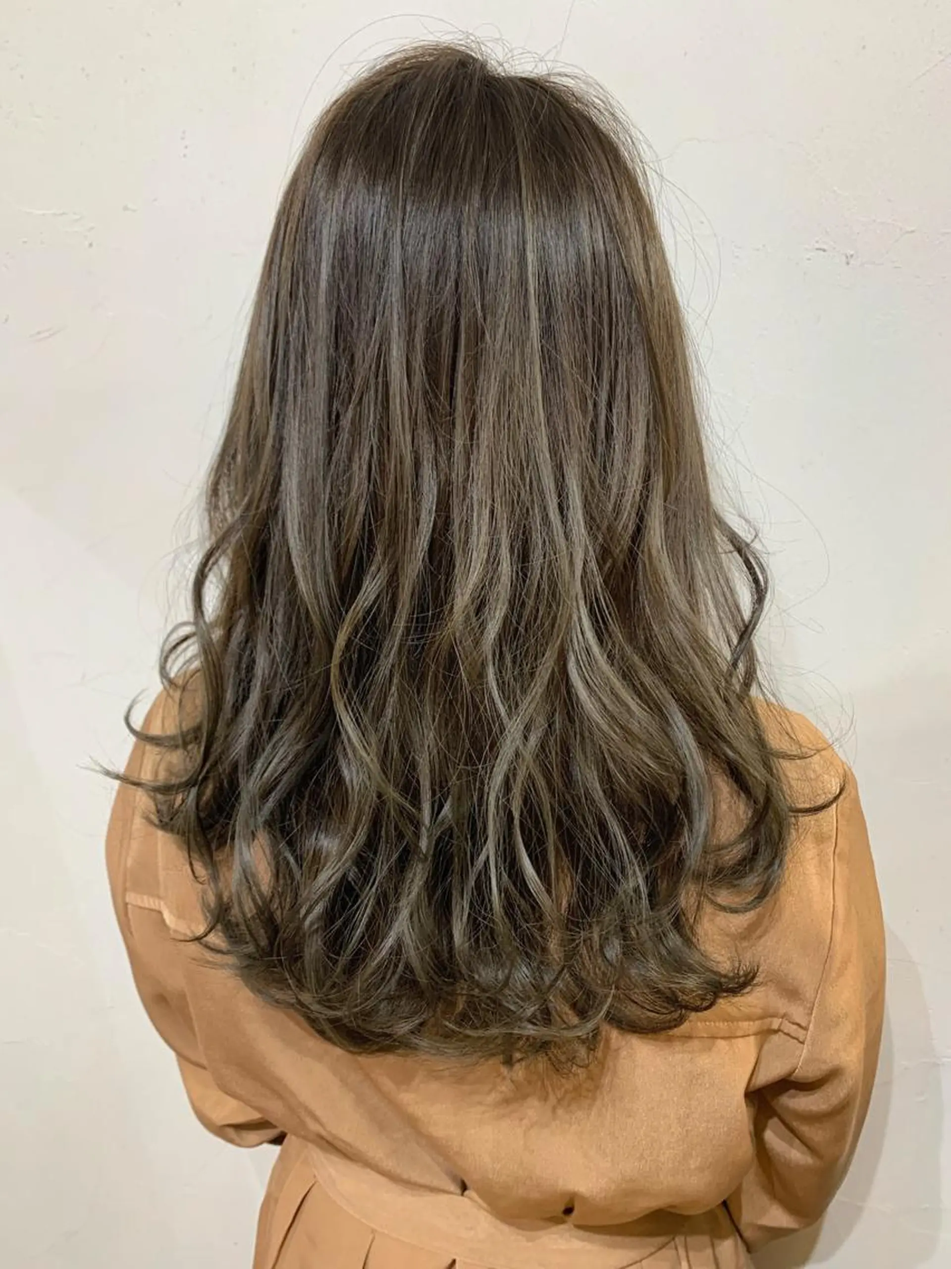 セミロング カラー グレージュ ハイライトカラー ハイライト カット ヘアカラー トリートメント 柾本 寛貴のヘアスタイル