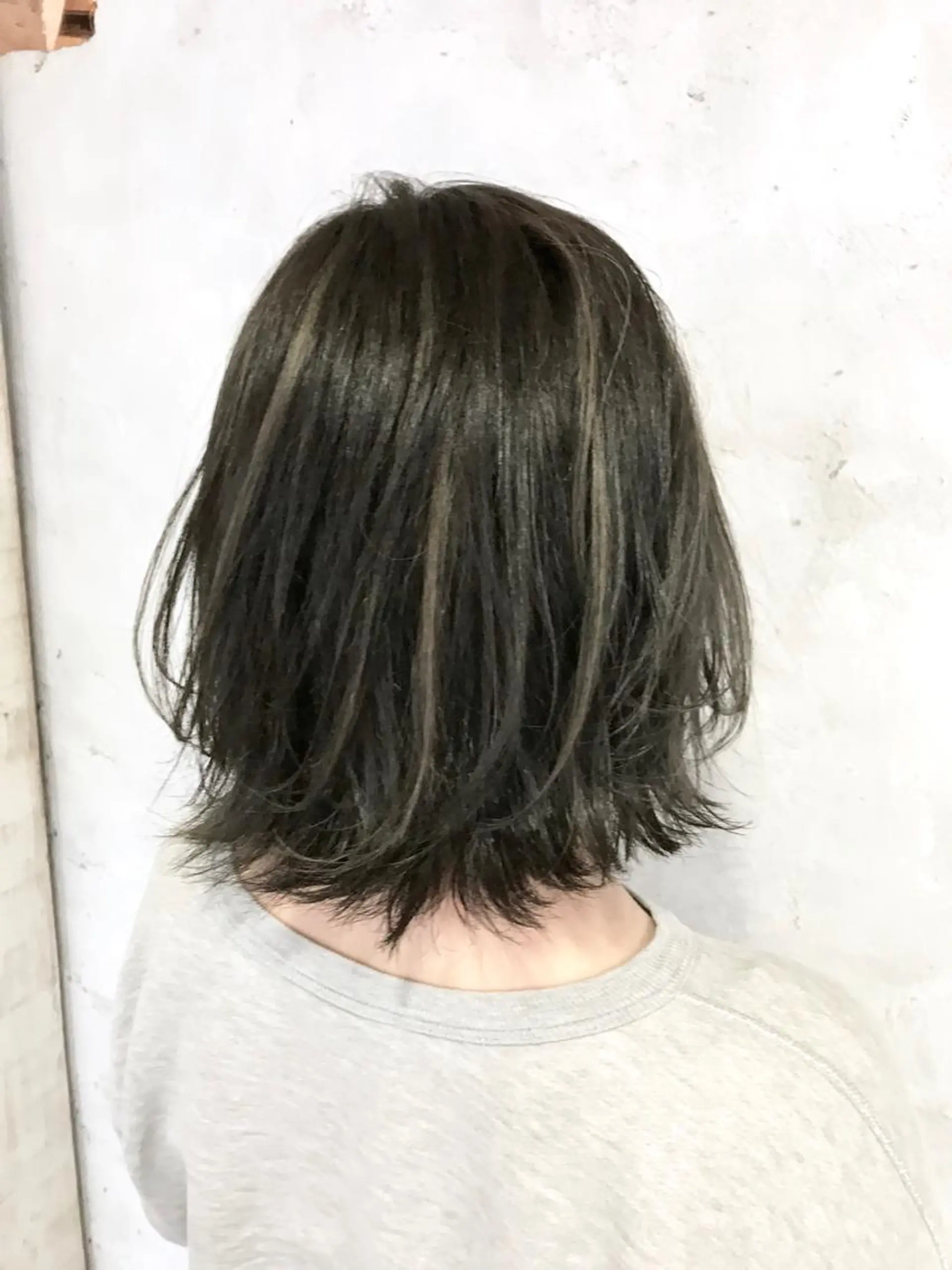 ミディアム ハイライト 外ハネヘア ヘアカラー トリートメント 新井 広樹のヘアスタイル