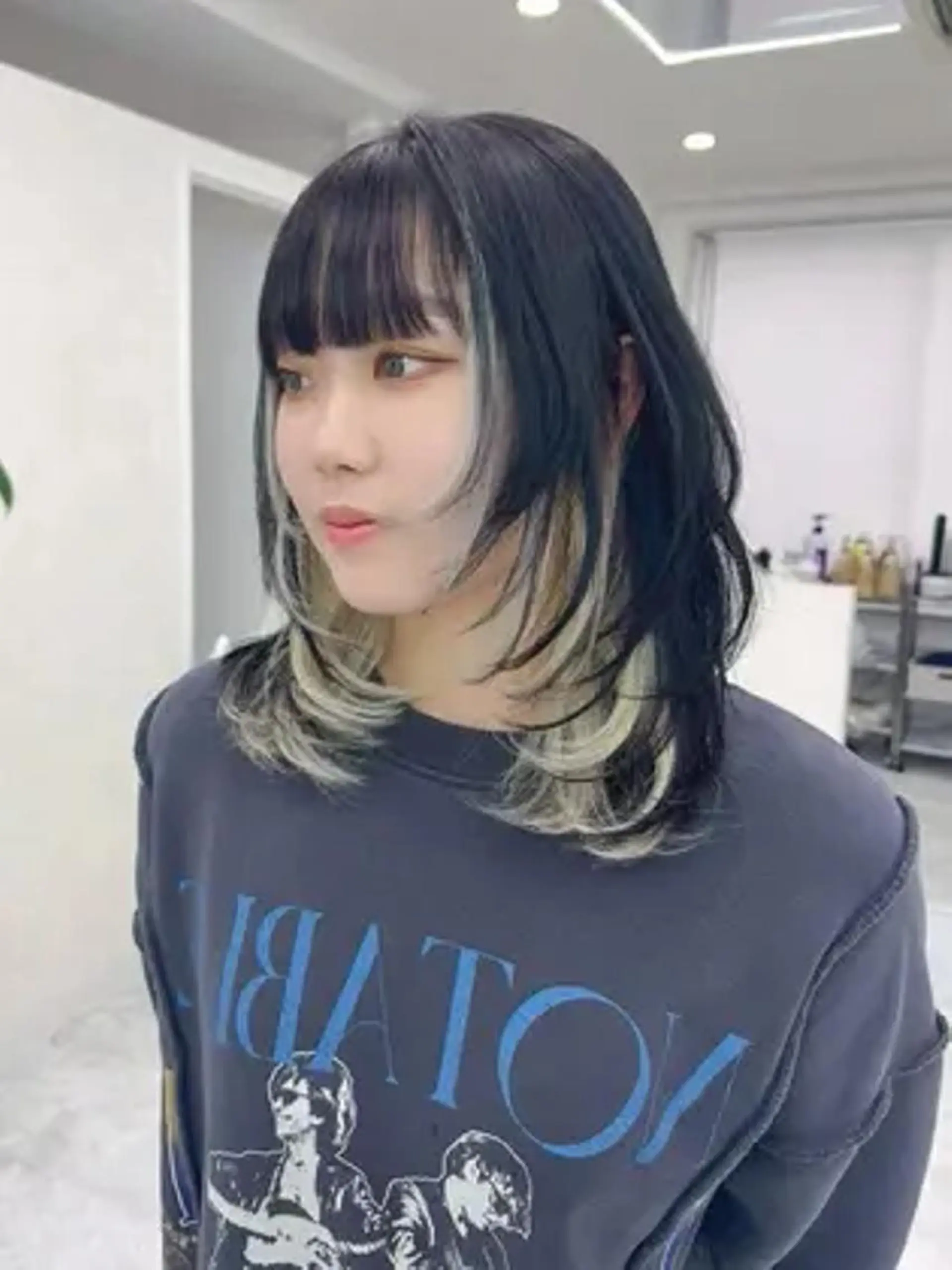 ミディアム カラー アディクシーカラー アッシュ バレイヤージュ ベージュカラー ブルーカラー 女性専用サロン梅田 髪質改善カラーakiのヘアスタイル