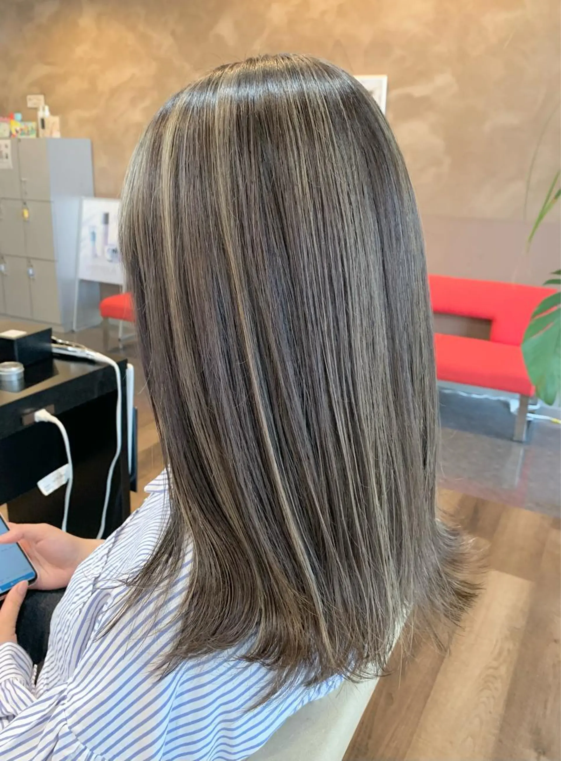 セミロング カラー グレージュ ハイライトカラー ハイライト ヘアカラー トリートメント 【艶カラー】 STYLE 和泉俊希のヘアスタイル