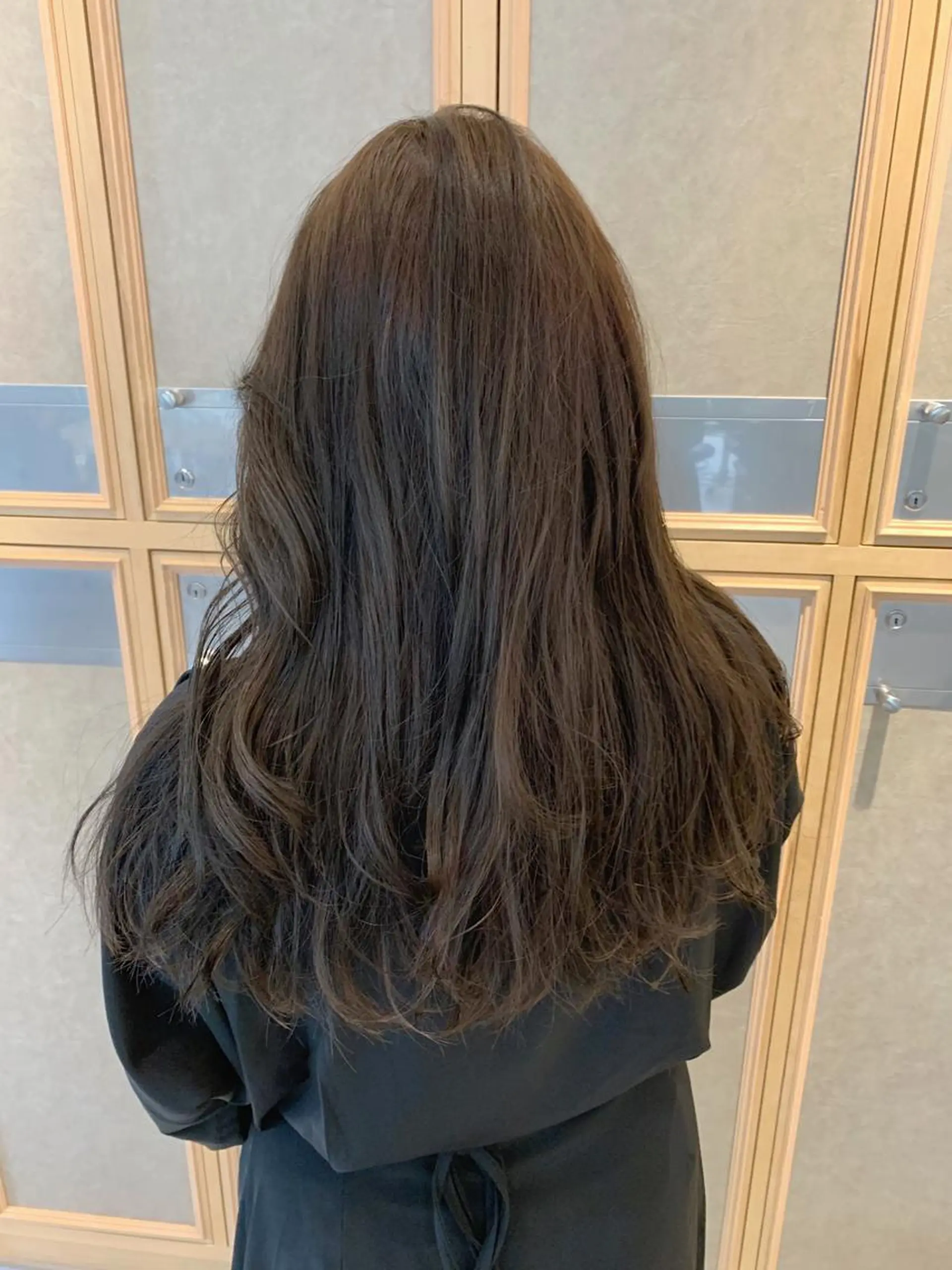 セミロング カラー ベージュカラー オリーブベージュ TENELE所属・チバ タクミのヘアスタイル