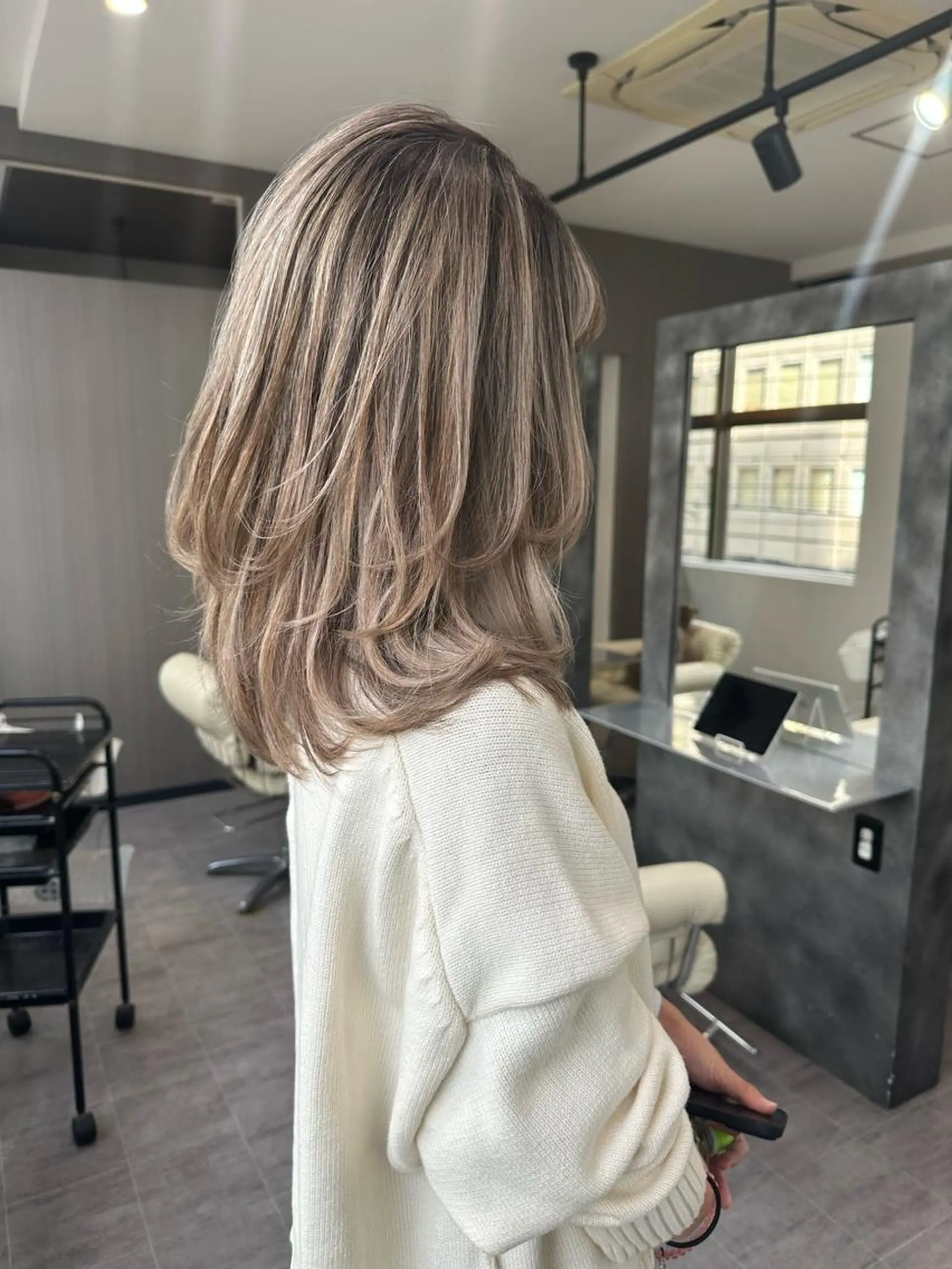 セミロング カラー バレイヤージュ レイヤーカット Merlyosaka 早川未来のヘアスタイル