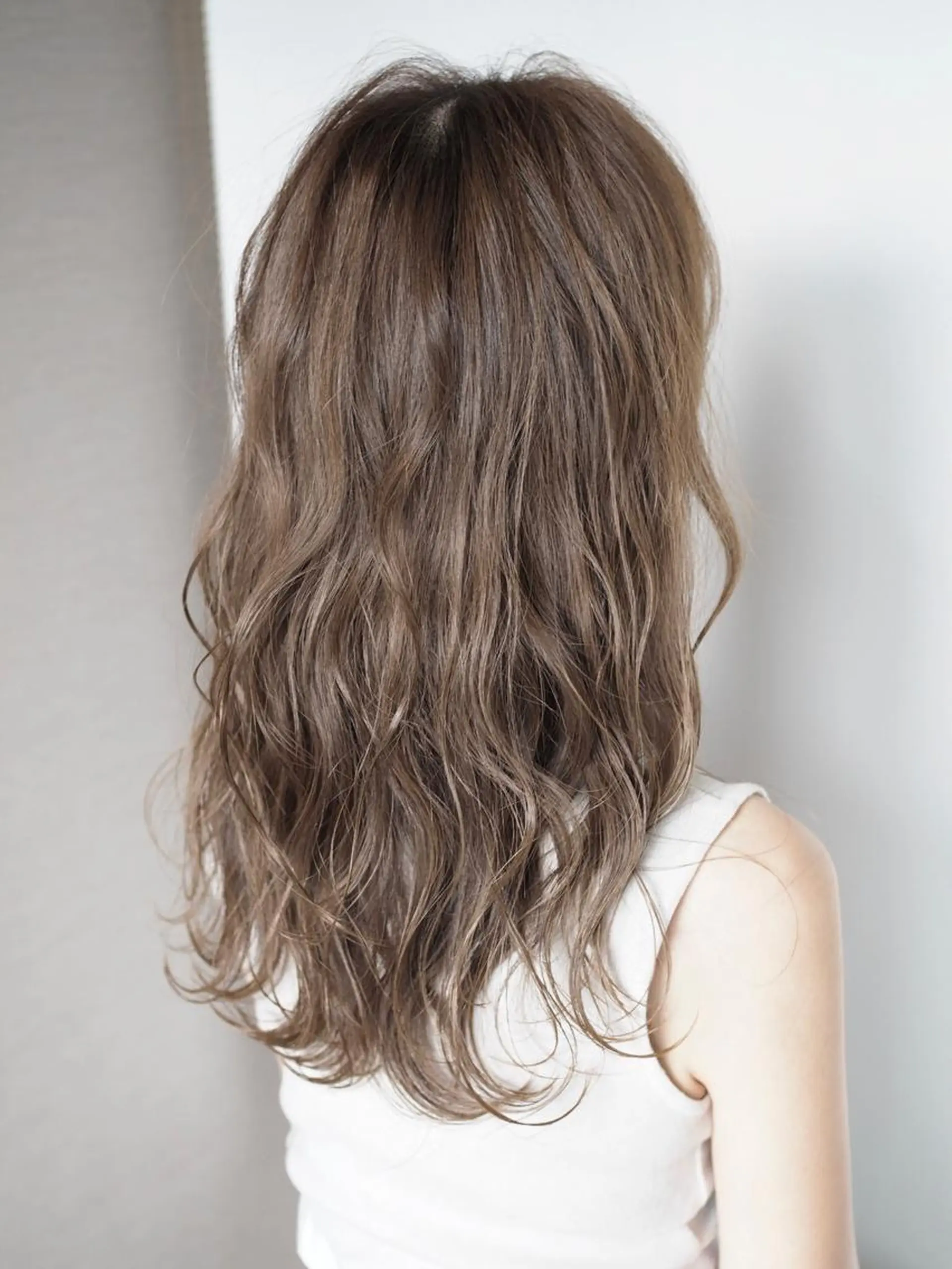 ロング カラー ベージュカラー メンズハイトーン メンズバレイヤージュのヘアスタイル